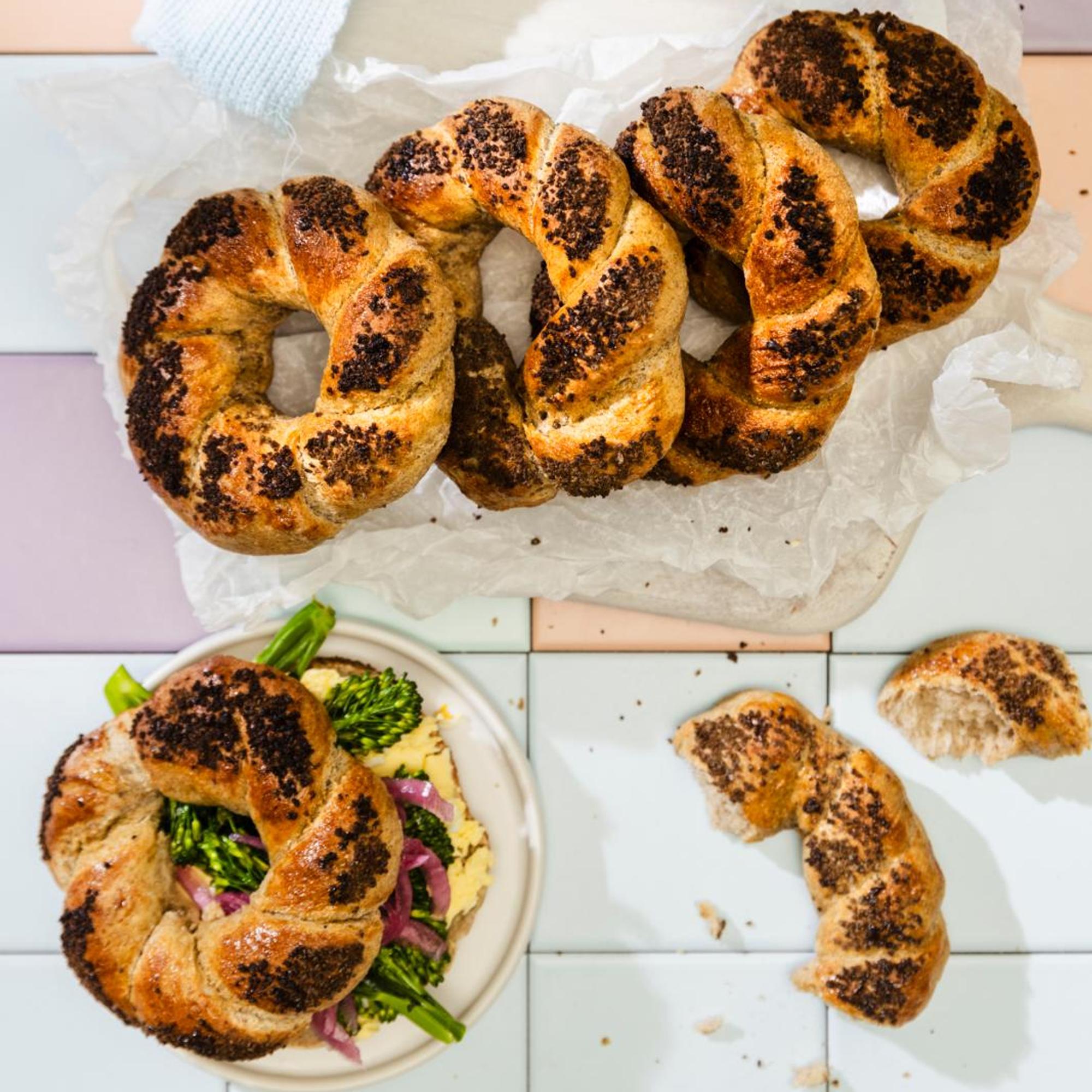 Rustiikkiset ruisbagelit – tarjoa täytetyt bagelit viikonlopun aamiaisella tai brunssiherkkuna