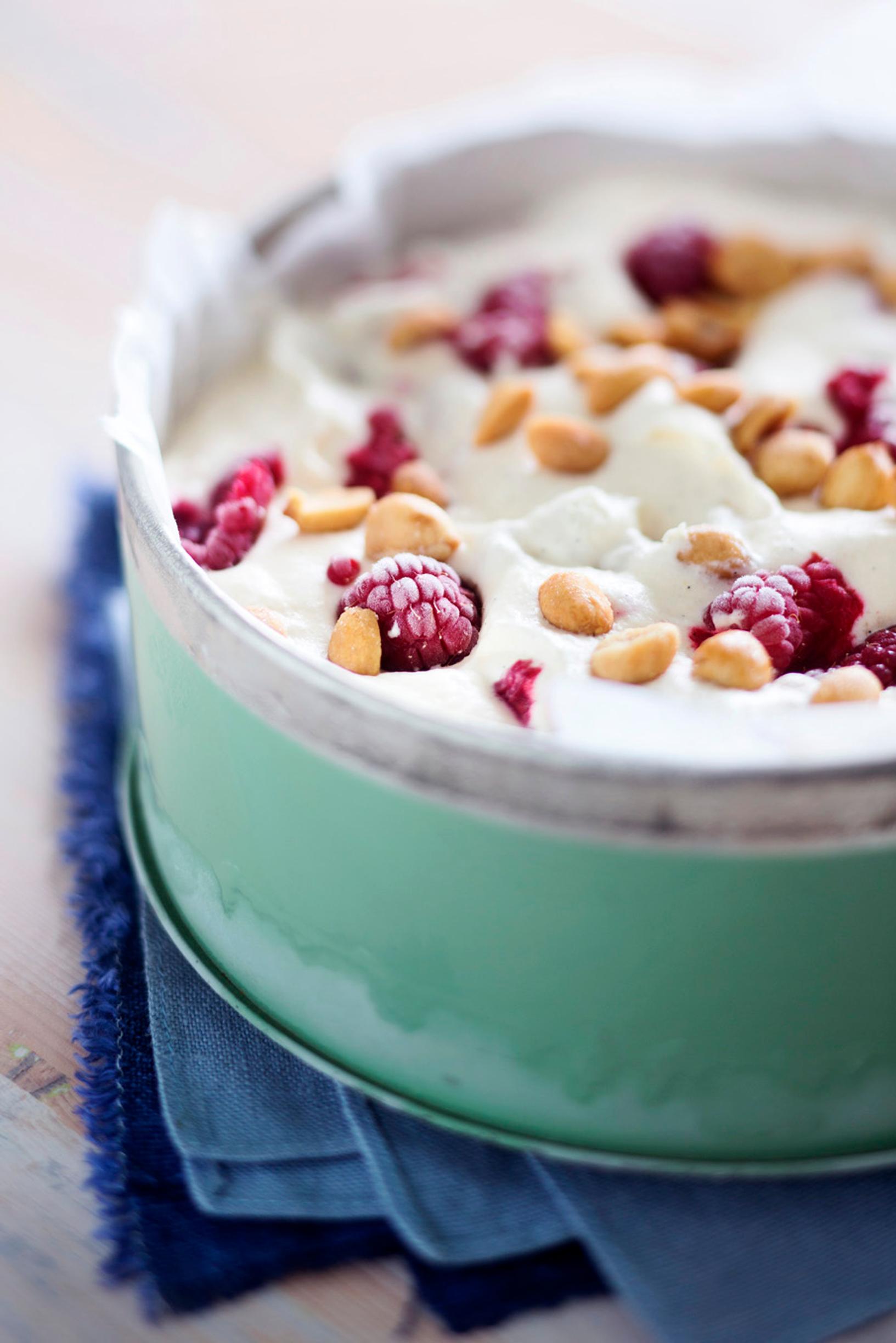 Vadelma-suolapähkinäsemifreddo