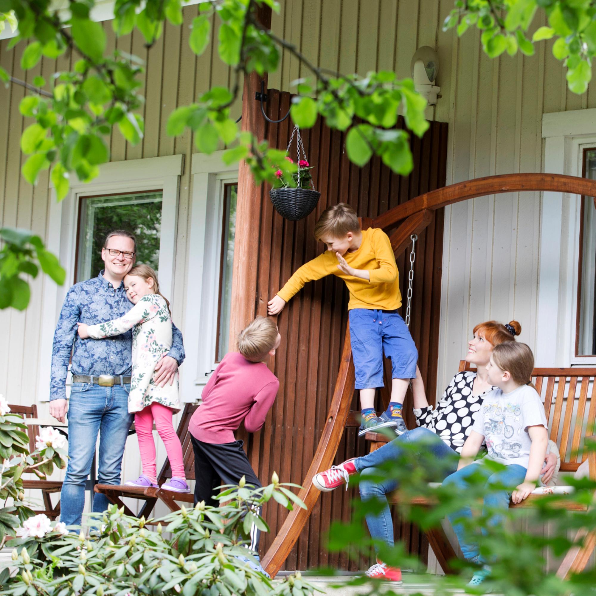 Uusperhe asuu paritalon molemmin puolin – salaovi yhdistää makuuhuoneet!