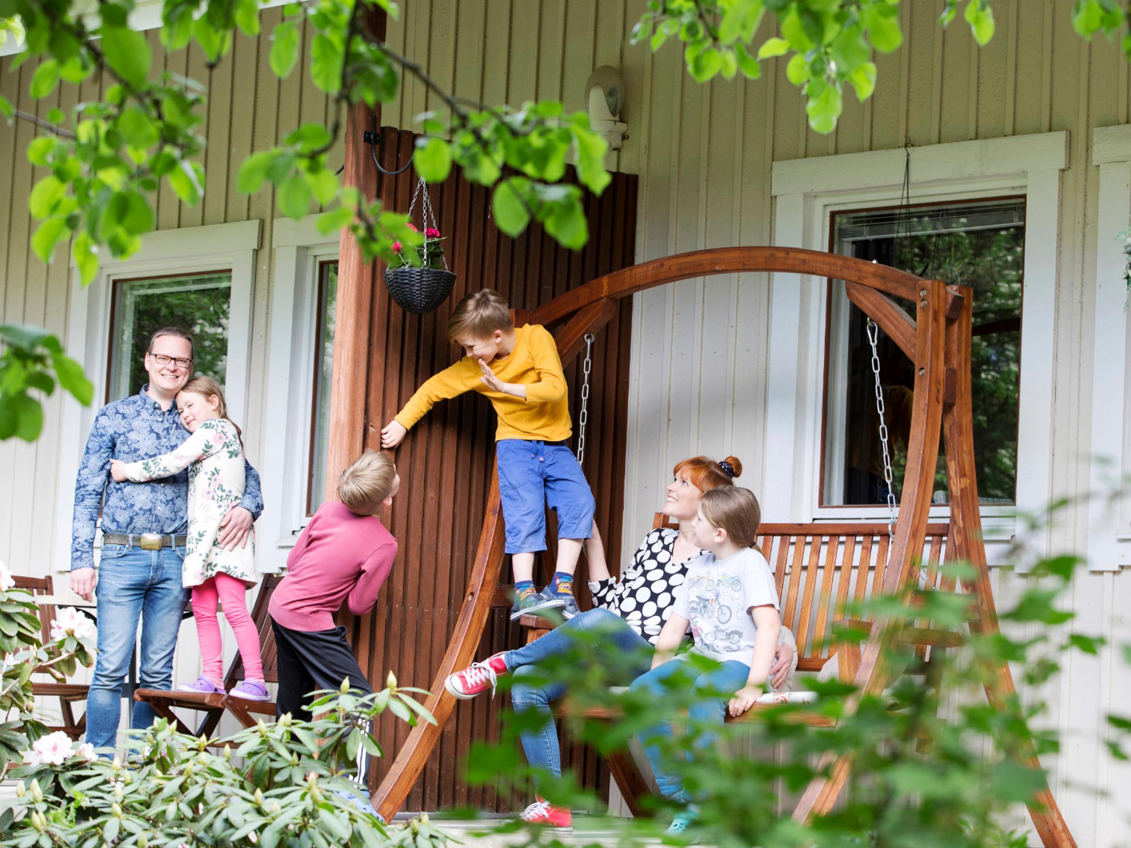 Uusperhe asuu paritalon molemmin puolin – salaovi yhdistää makuuhuoneet!
