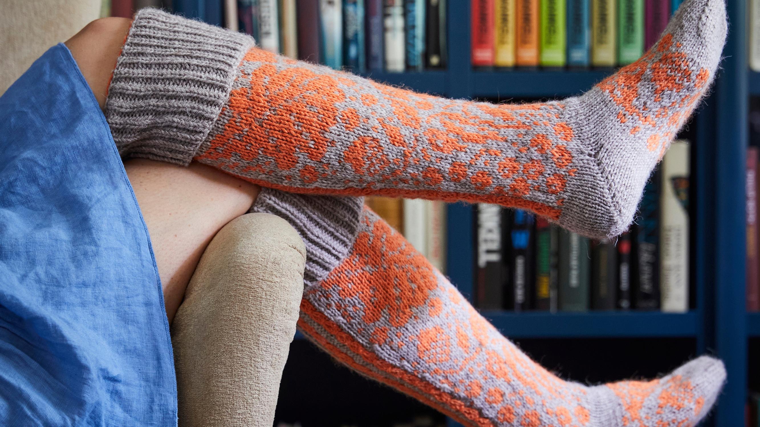 Tammenterhoja ja putoilevia lehtiä! Syysrakkaus-sukkien patenttineuleessa, valepalmikoissa ja tiimalasikantapäässä on sopivasti haastetta – kurkkaa ohje 