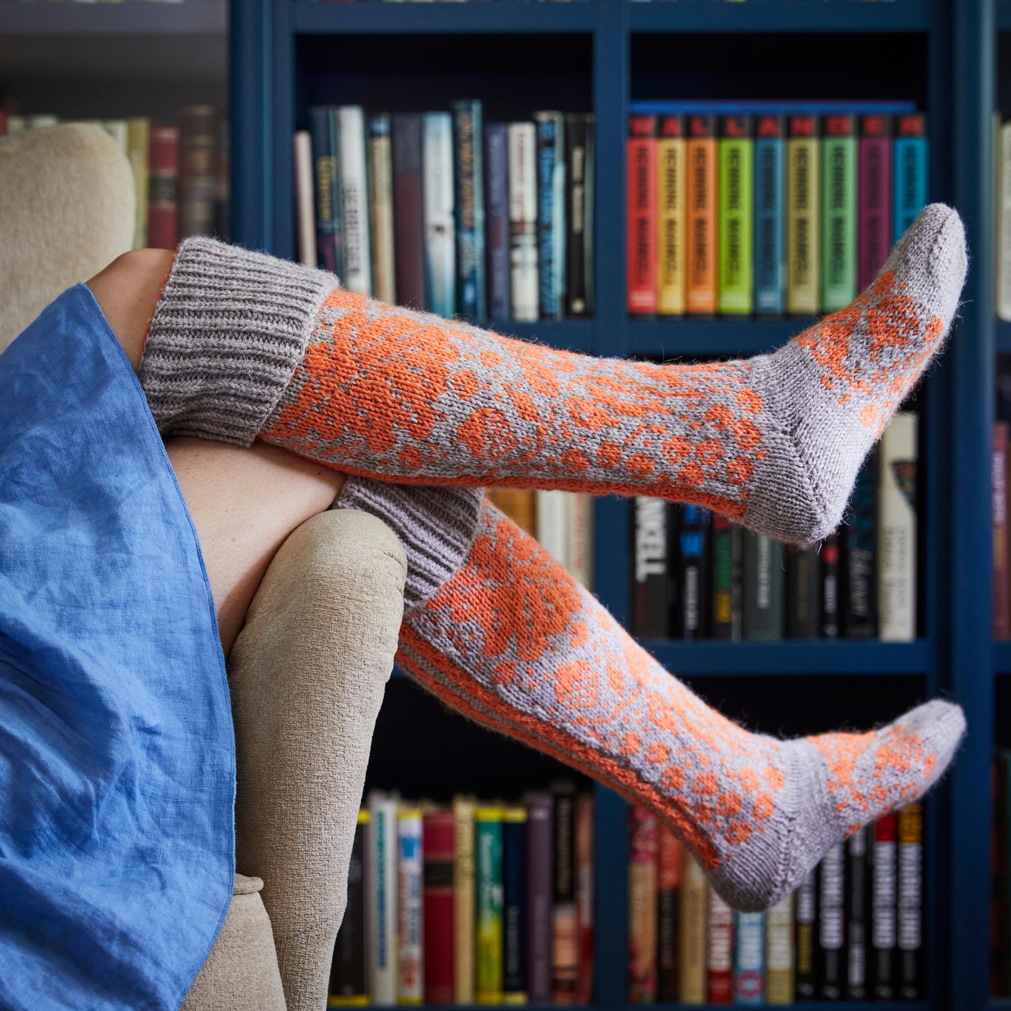 Tammenterhoja ja putoilevia lehtiä! Syysrakkaus-sukkien patenttineuleessa, valepalmikoissa ja tiimalasikantapäässä on sopivasti haastetta – kurkkaa ohje 