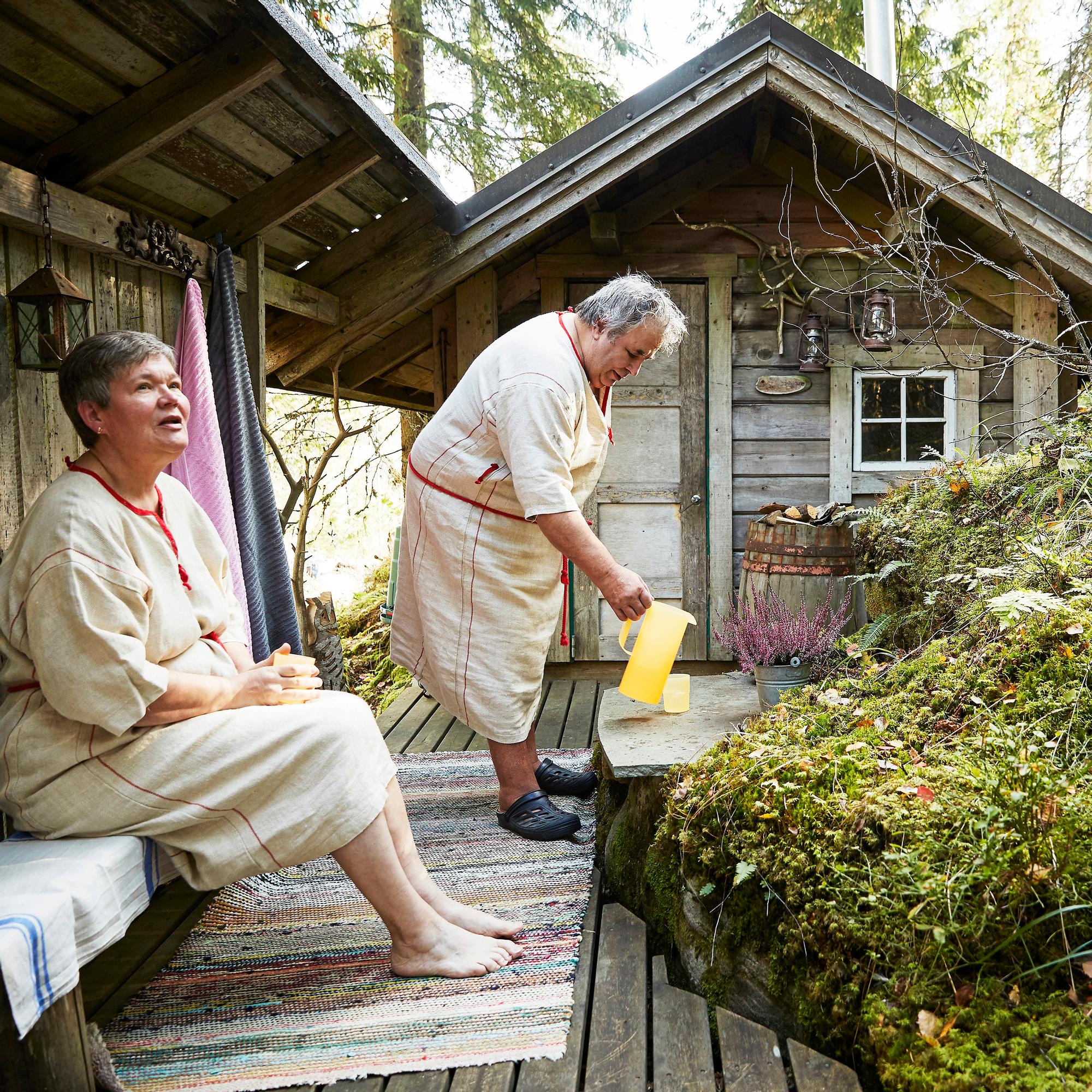 Röllisauna metsän syleilyssä! Riitta ja Pekka nauttivat sammalkattoisen ja kalliopohjaisen saunansa satumaisista löylyistä