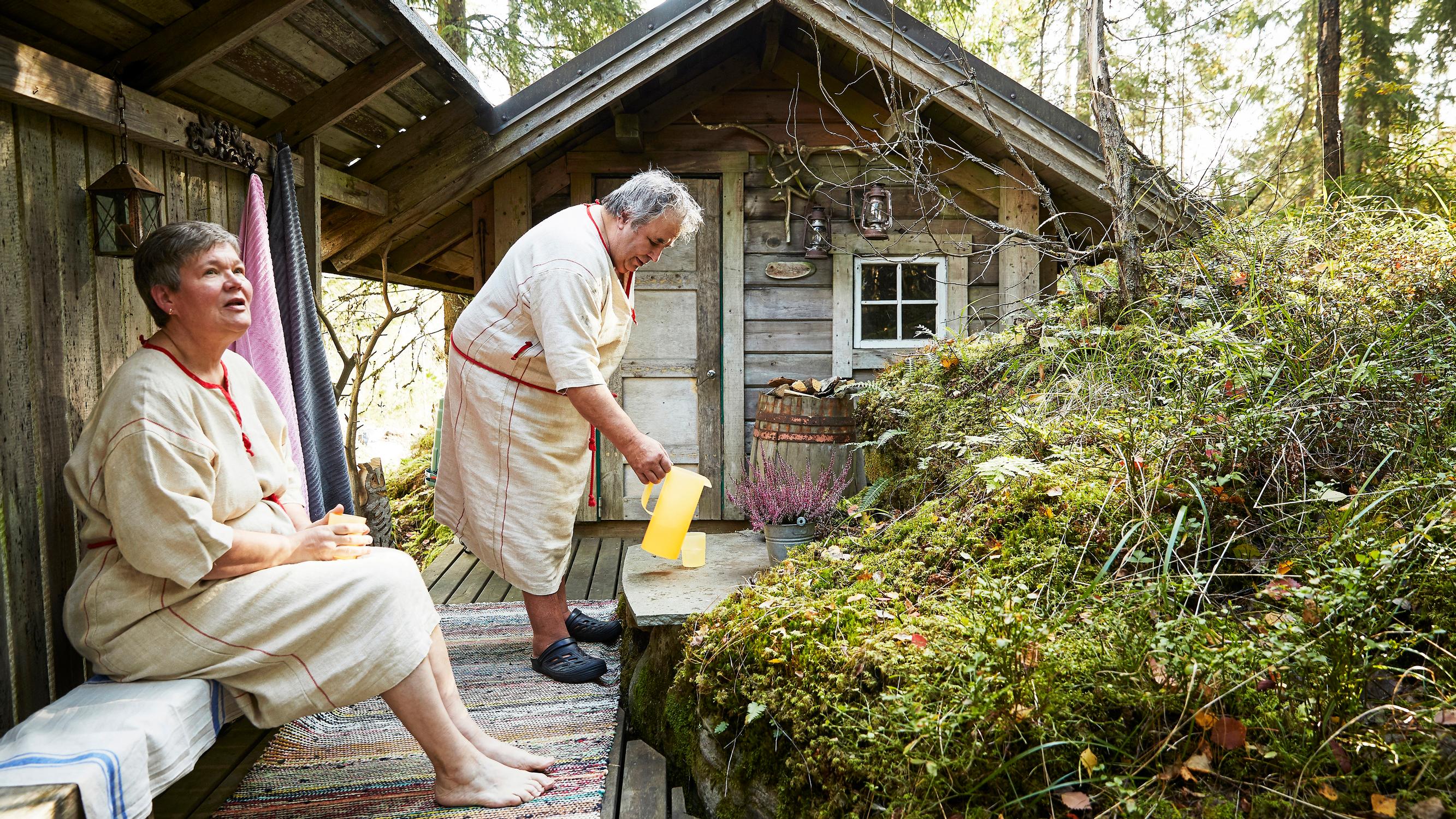 Röllisauna metsän syleilyssä! Riitta ja Pekka nauttivat sammalkattoisen ja kalliopohjaisen saunansa satumaisista löylyistä