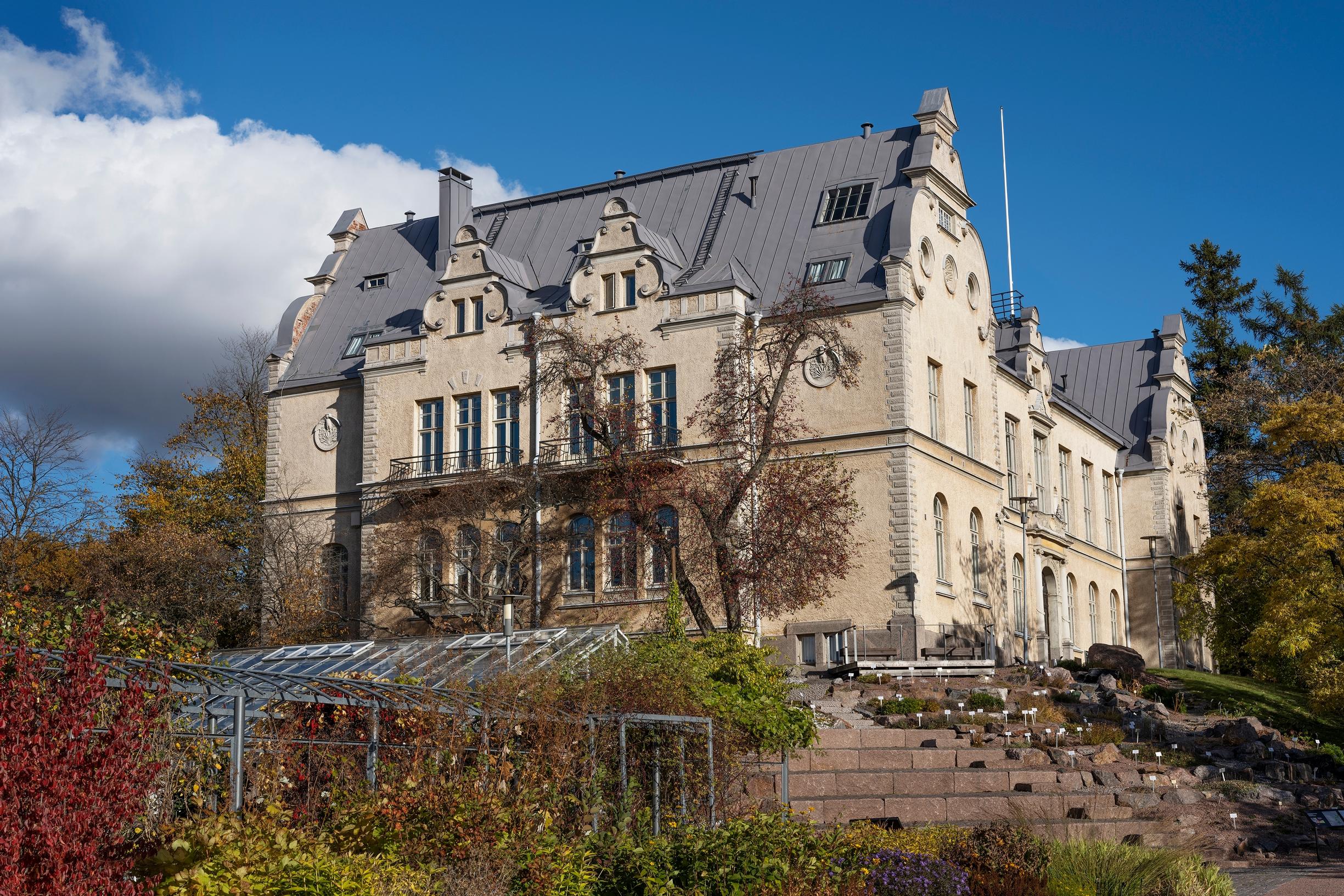 Kasvimuseo edustaa hollantilais-tanskalaista tiilirenessanssia ja jugendia.