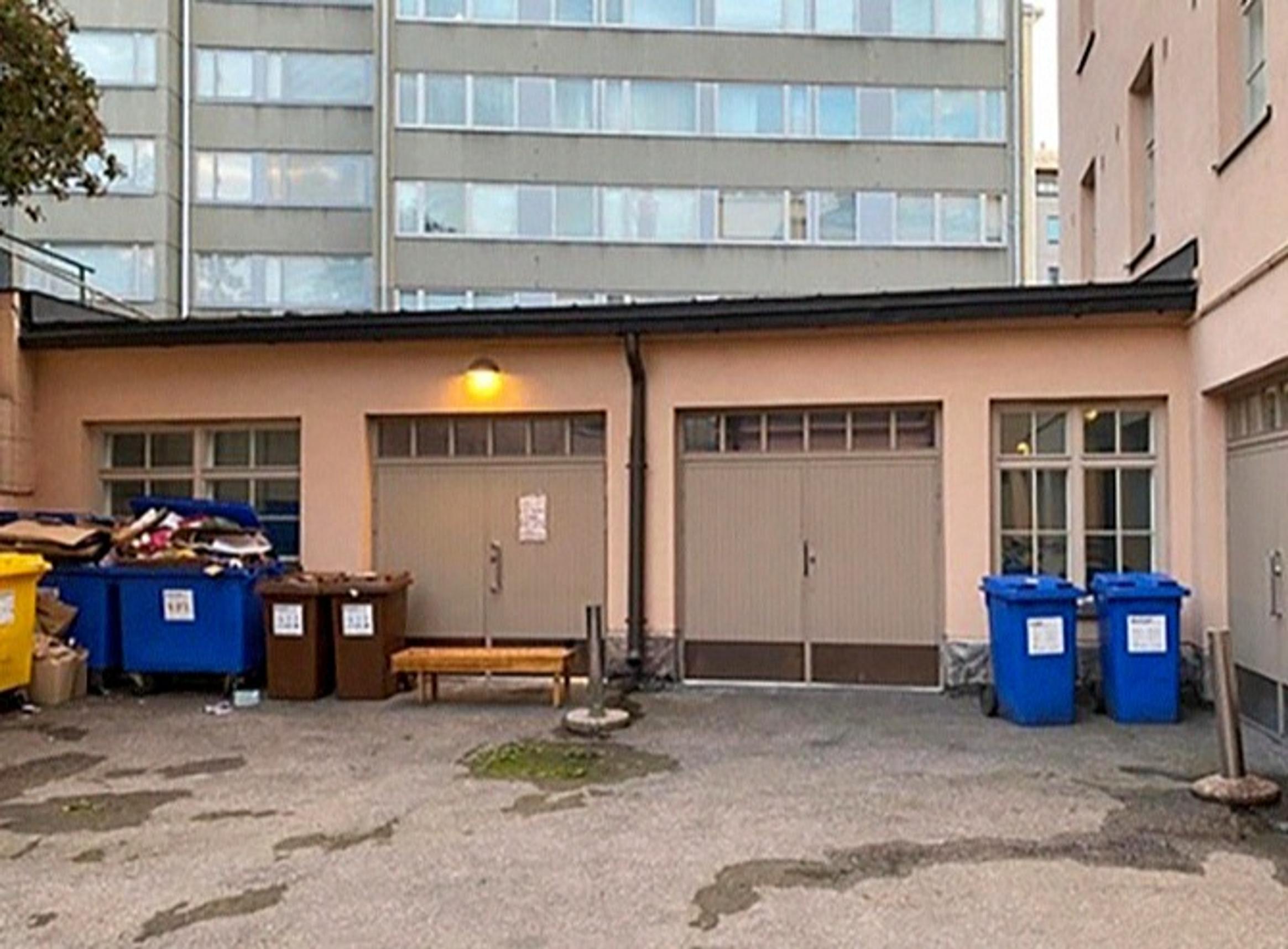 Autotalli ulkopuolelta ennen remonttia
