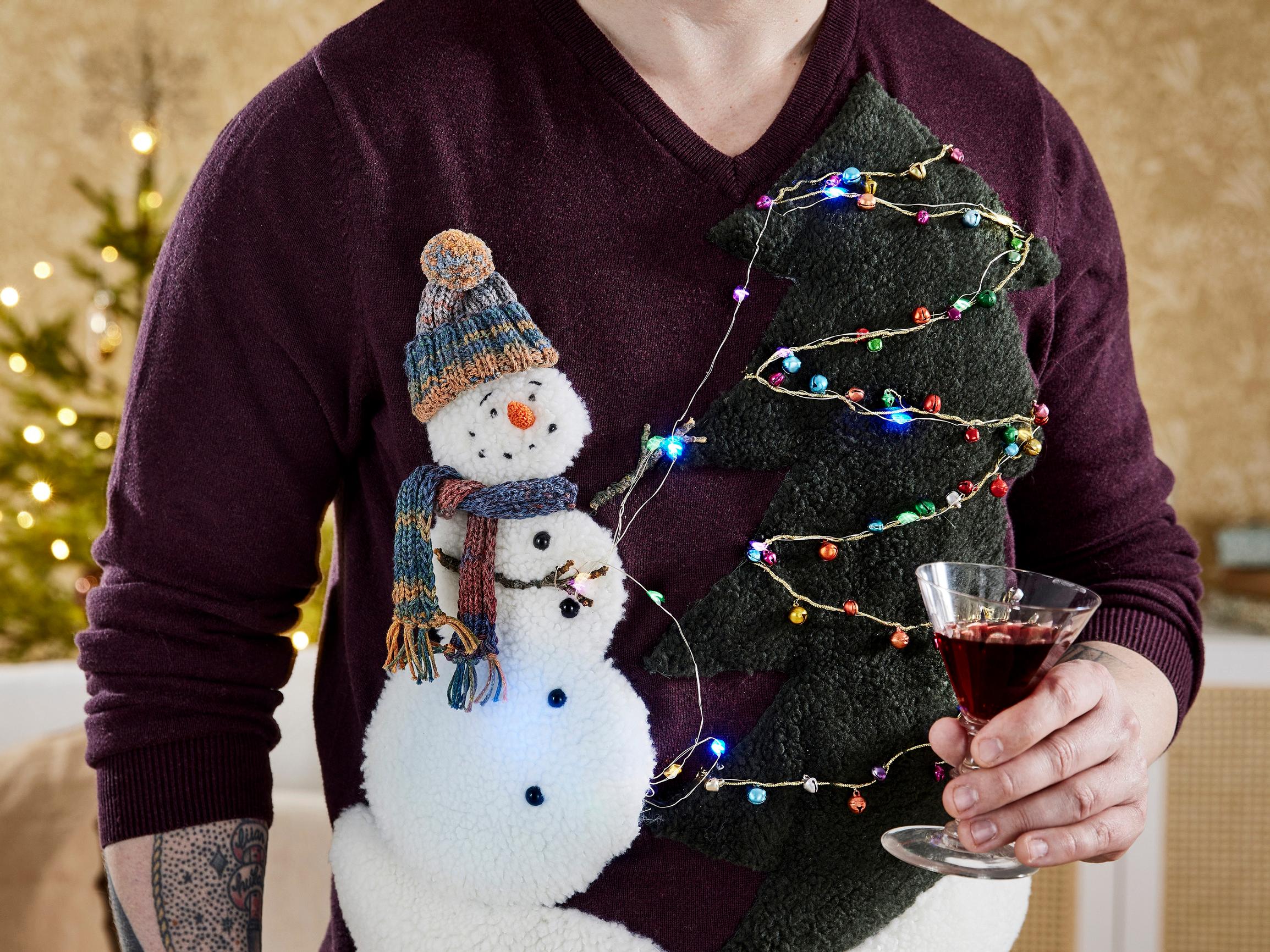 Rumankaunis joulupaita tuunataan vanhasta neuleesta – lumiukolla ja valoilla koristeltu paita ilahduttaa kaikenikäisiä