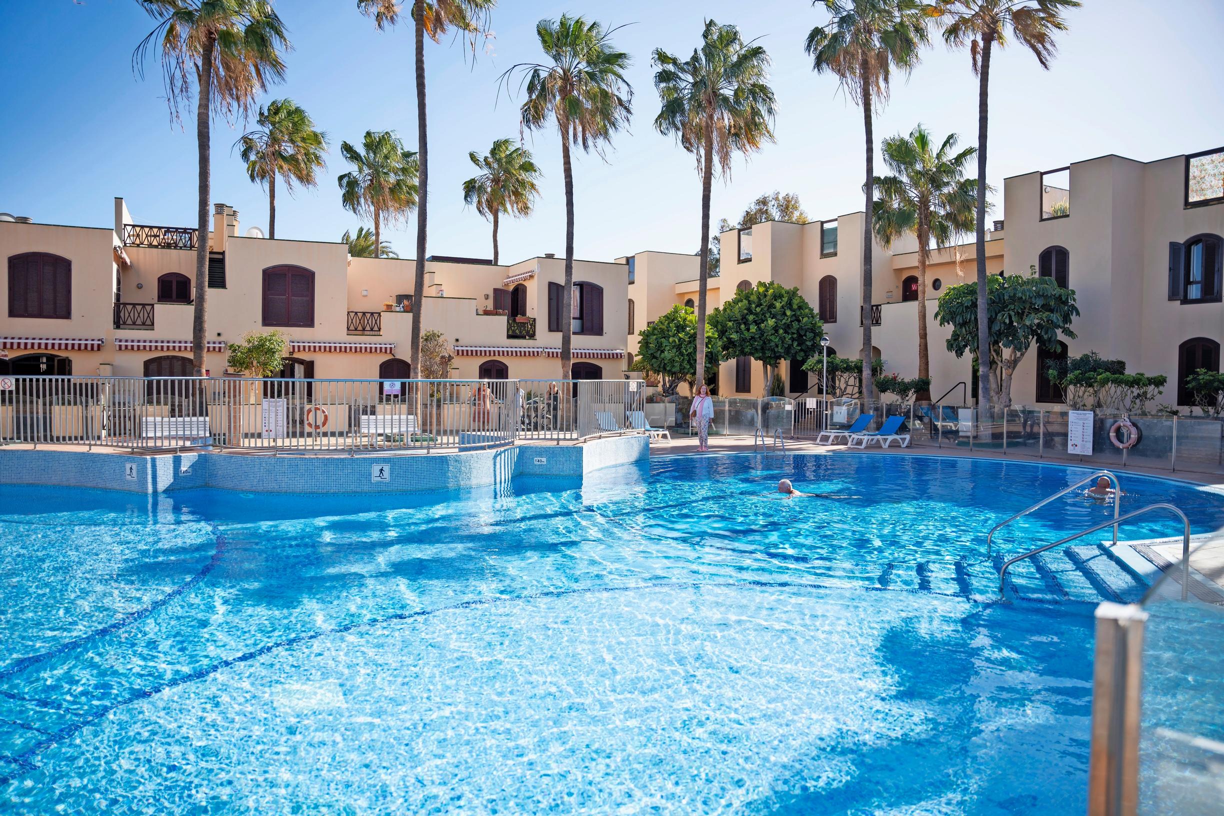 Kuva uima-allasalueesta Teneriffalla. 