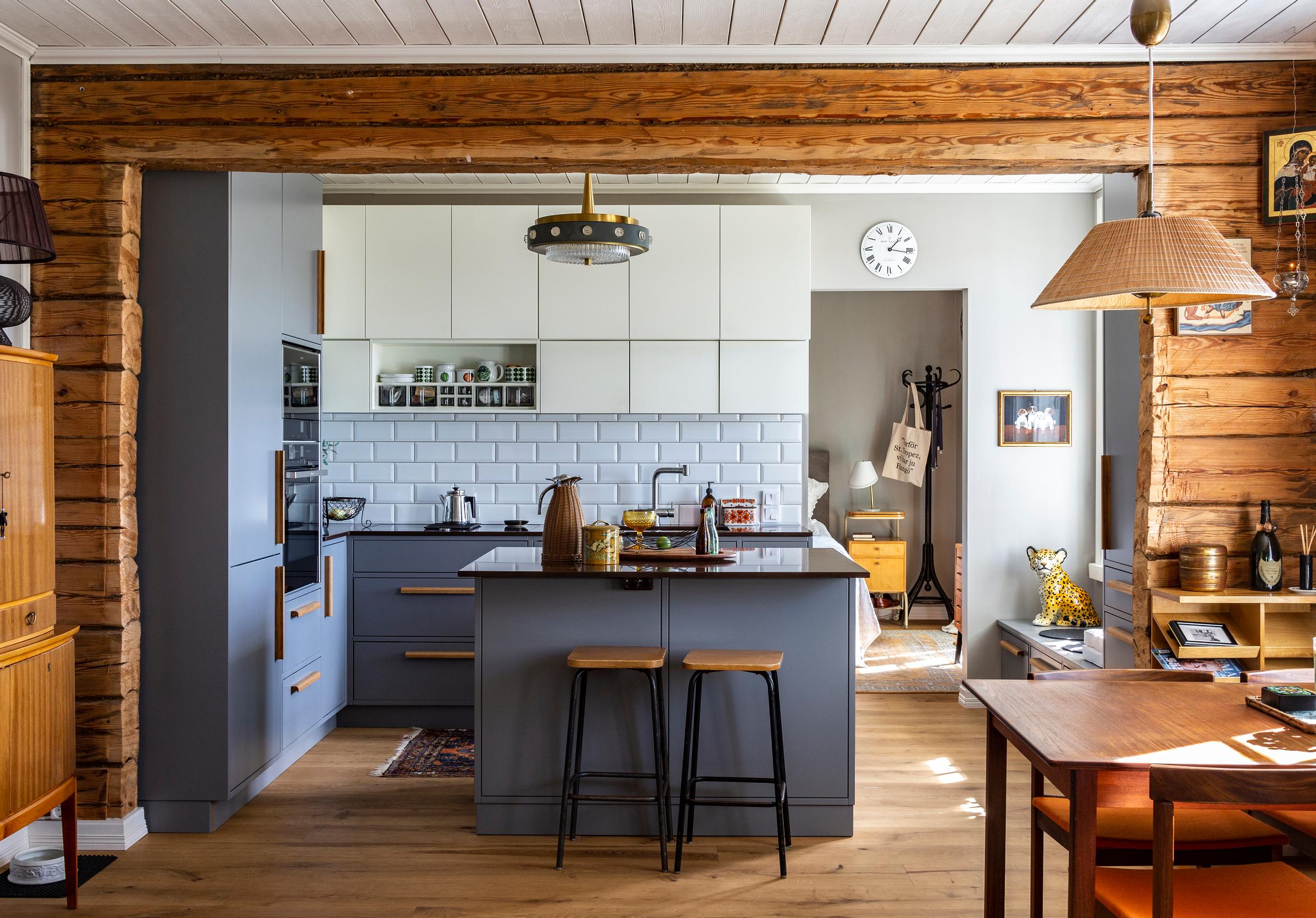 Keittiön siniset ja valkoiset kalusteet