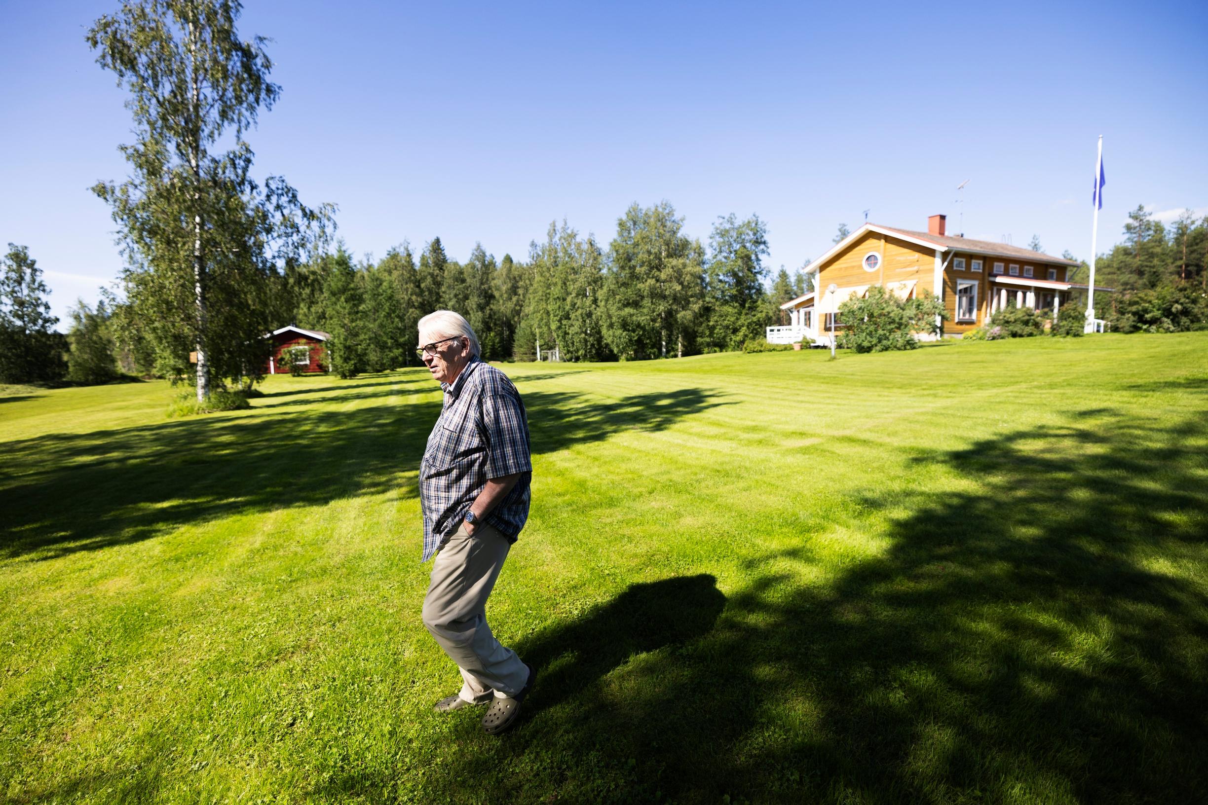Lasse Lehtinen Villa Varpan pihapiirissä
