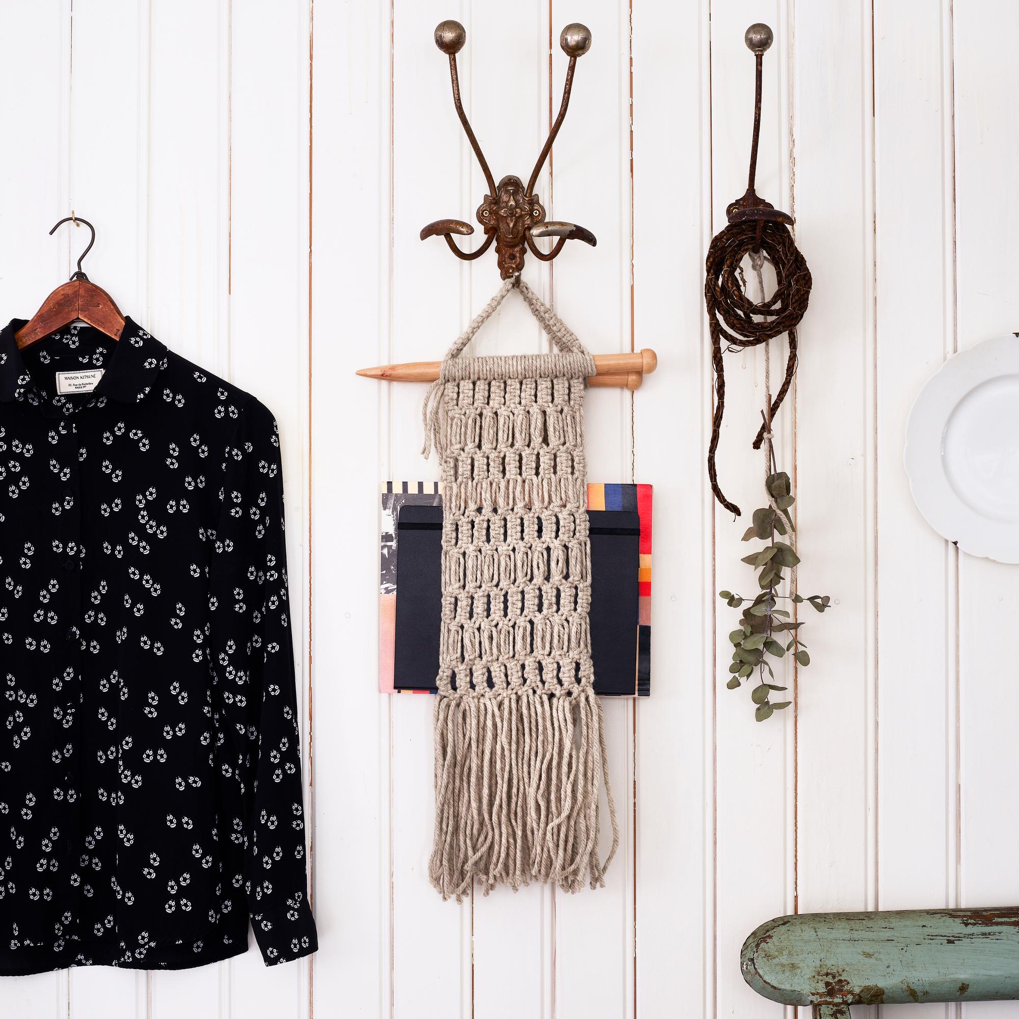 Lehdet ja paperit järjestykseen! Näin solmit seinälle nostettavan säilyttimen makrameetekniikalla 