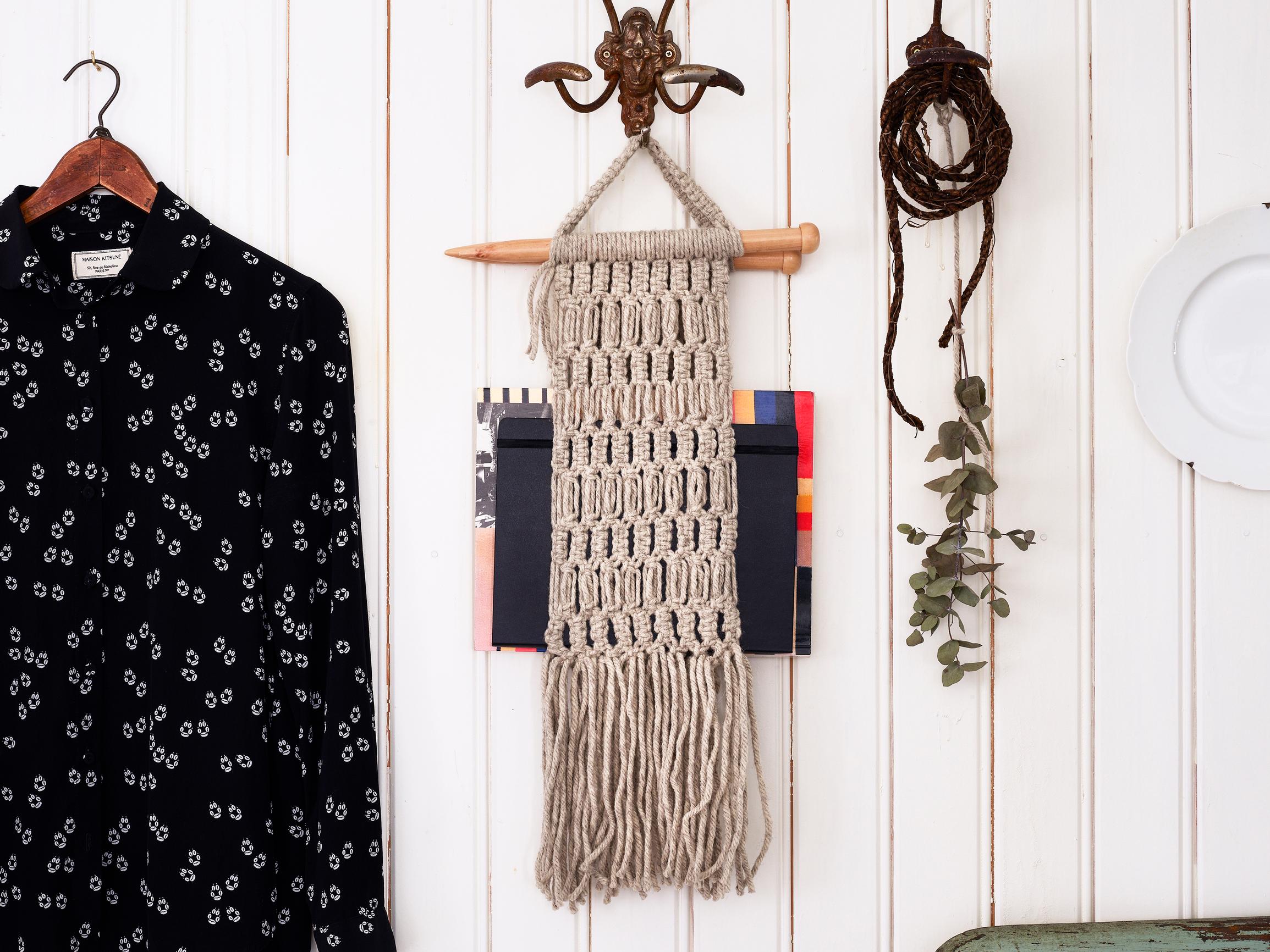 Lehdet ja paperit järjestykseen! Näin solmit seinälle nostettavan säilyttimen makrameetekniikalla 