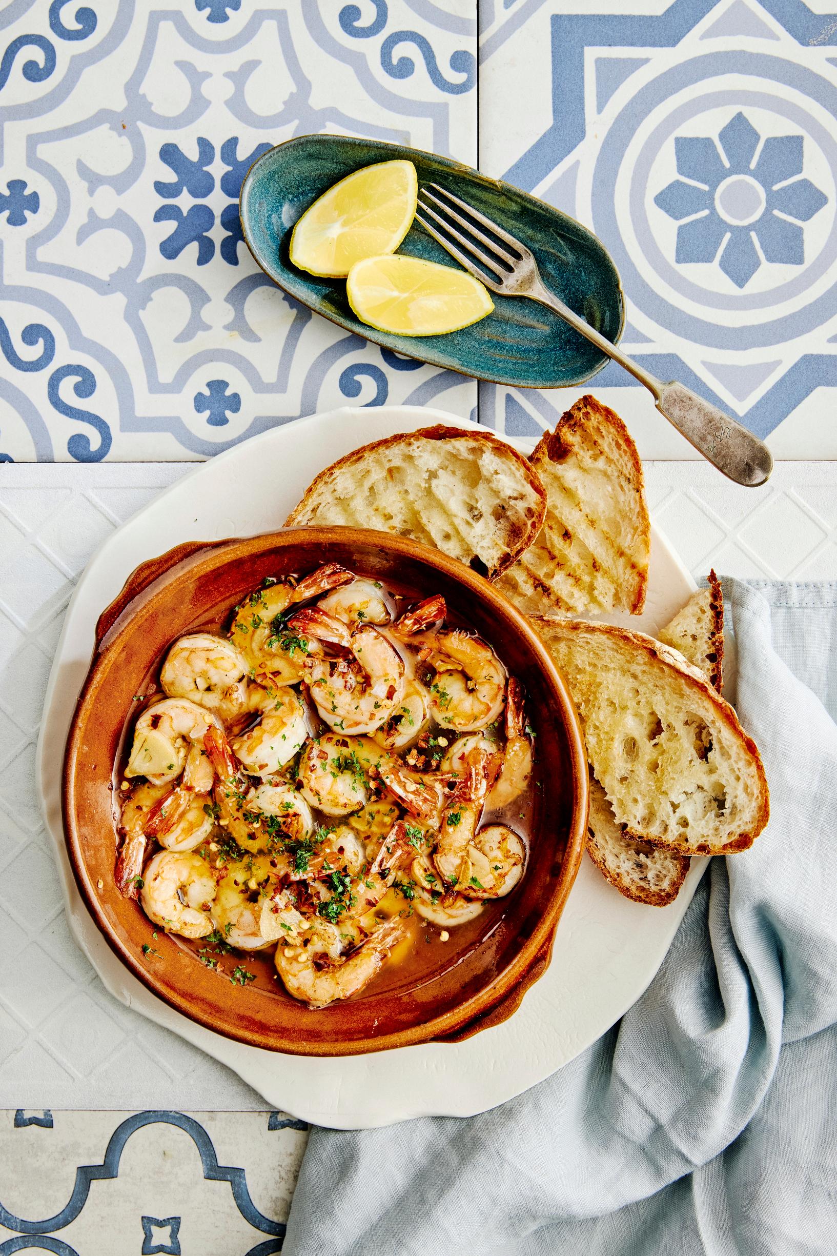 Valkosipulikatkaravut – gambas al ajillo on helppo tapas, johon uppoaa 10 valkosipulinkynttä