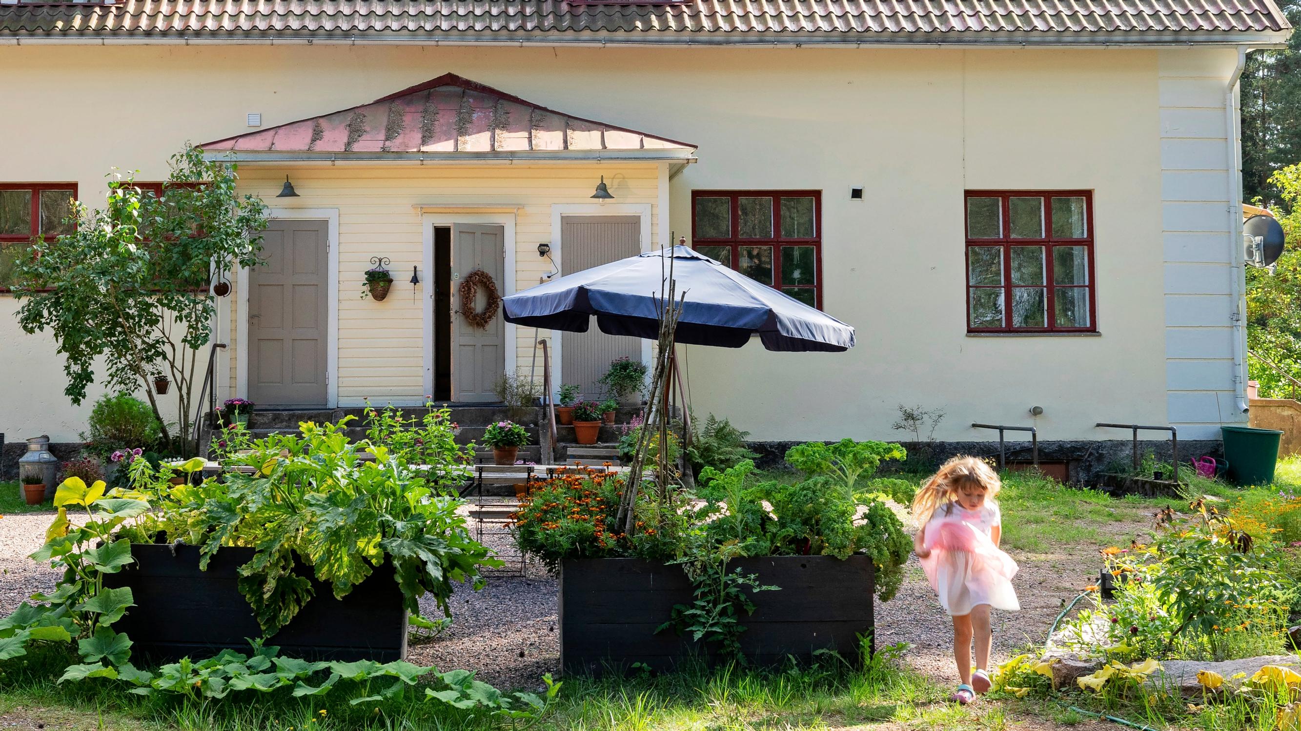 ”Järjettömän suuresta” kansakoulusta tuli lapsiperheen koti, jossa on lumoavat ruutuikkunat, lautalattiat ja 600 neliötä
