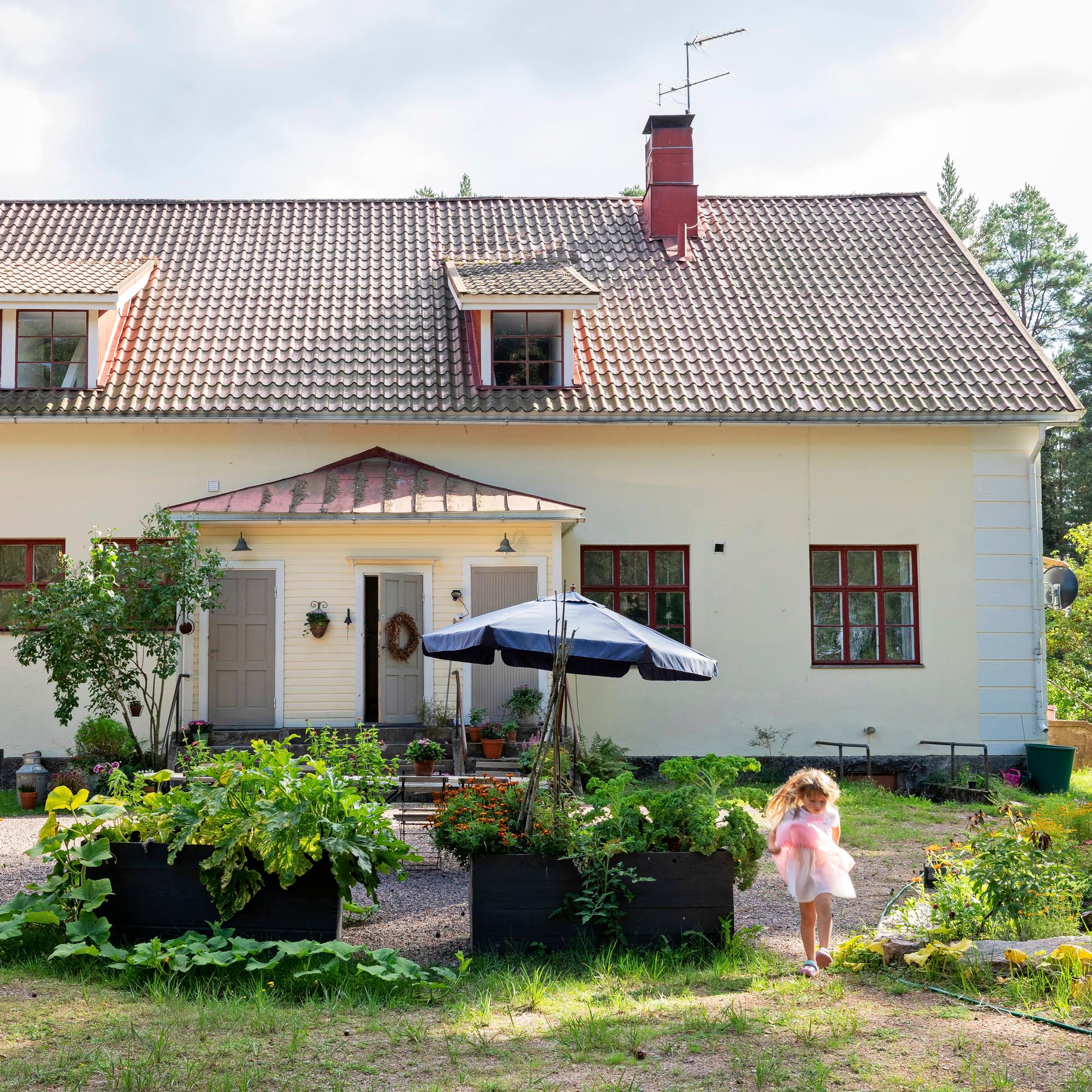 ”Järjettömän suuresta” kansakoulusta tuli lapsiperheen koti, jossa on lumoavat ruutuikkunat, lautalattiat ja 600 neliötä