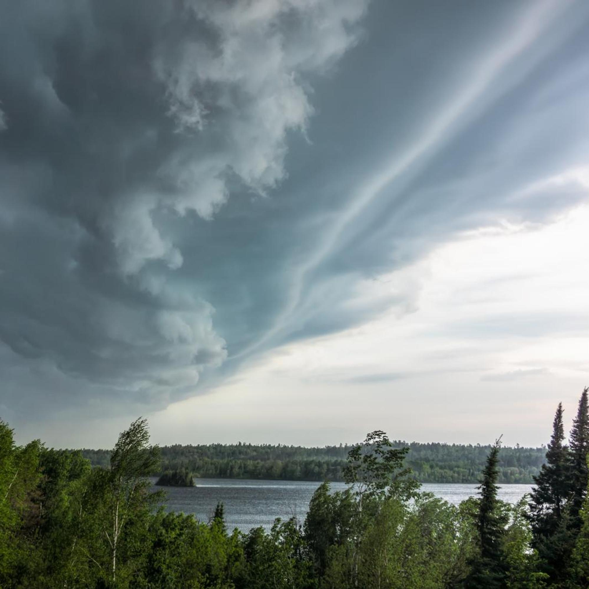 Sään ennustaminen on kivaa kesäpuuhaa – meteorologi Markus Mäntykannas antaa vinkit säähavaintojen tulkitsemiseen