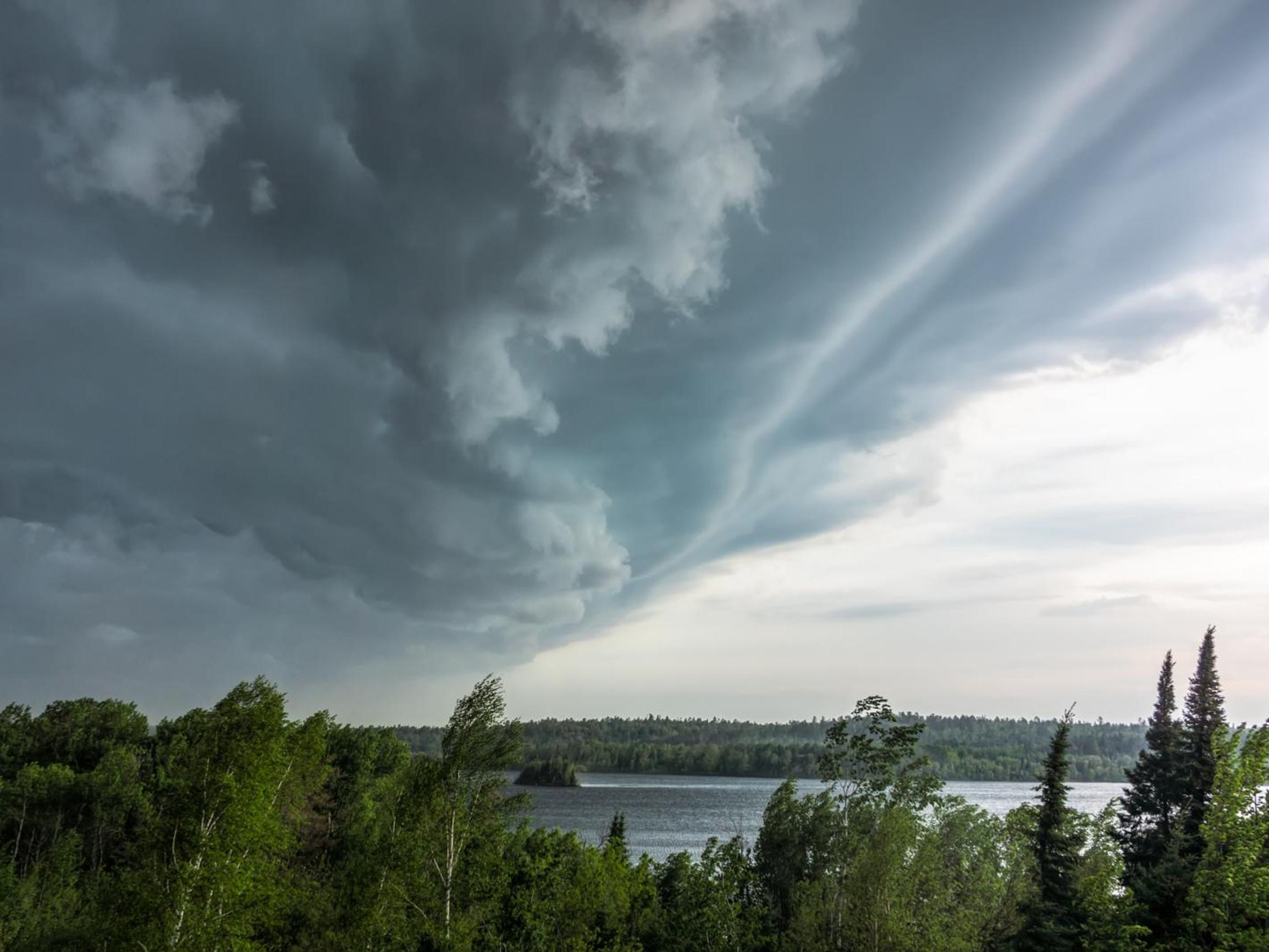 Sään ennustaminen on kivaa kesäpuuhaa – meteorologi Markus Mäntykannas antaa vinkit säähavaintojen tulkitsemiseen