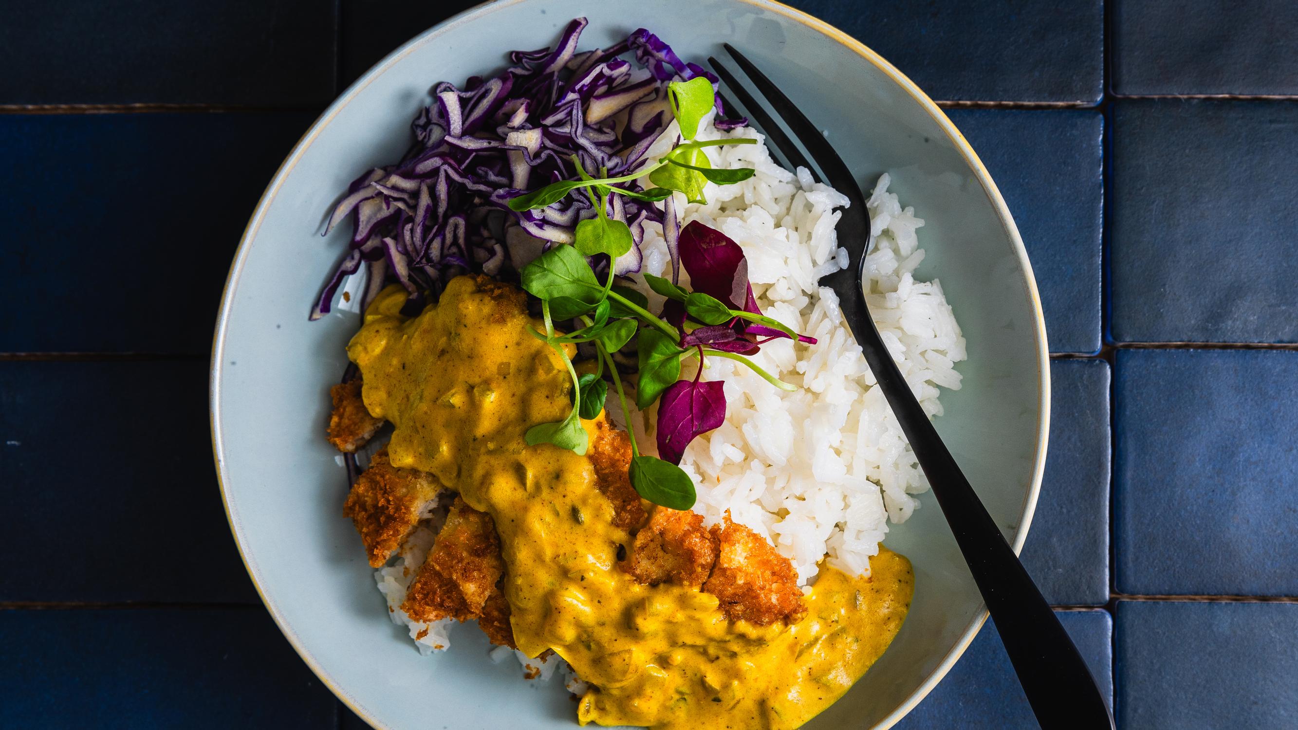 Japanilainen katsu curry – rapeaksi paistetun leikkeen ja maukkaan currykastikkeen yhdistelmä koukuttaa