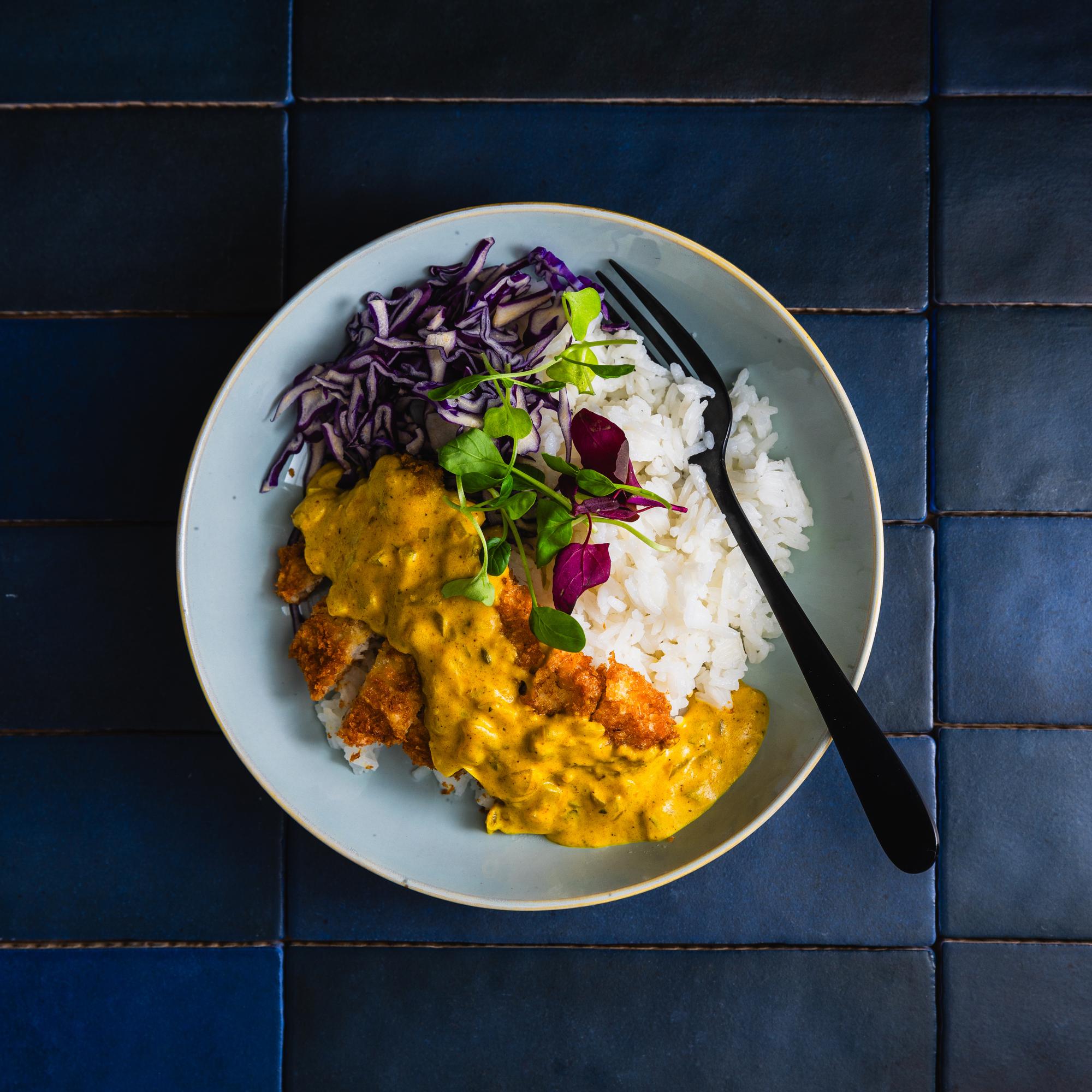 Japanilainen katsu curry – rapeaksi paistetun leikkeen ja maukkaan currykastikkeen yhdistelmä koukuttaa