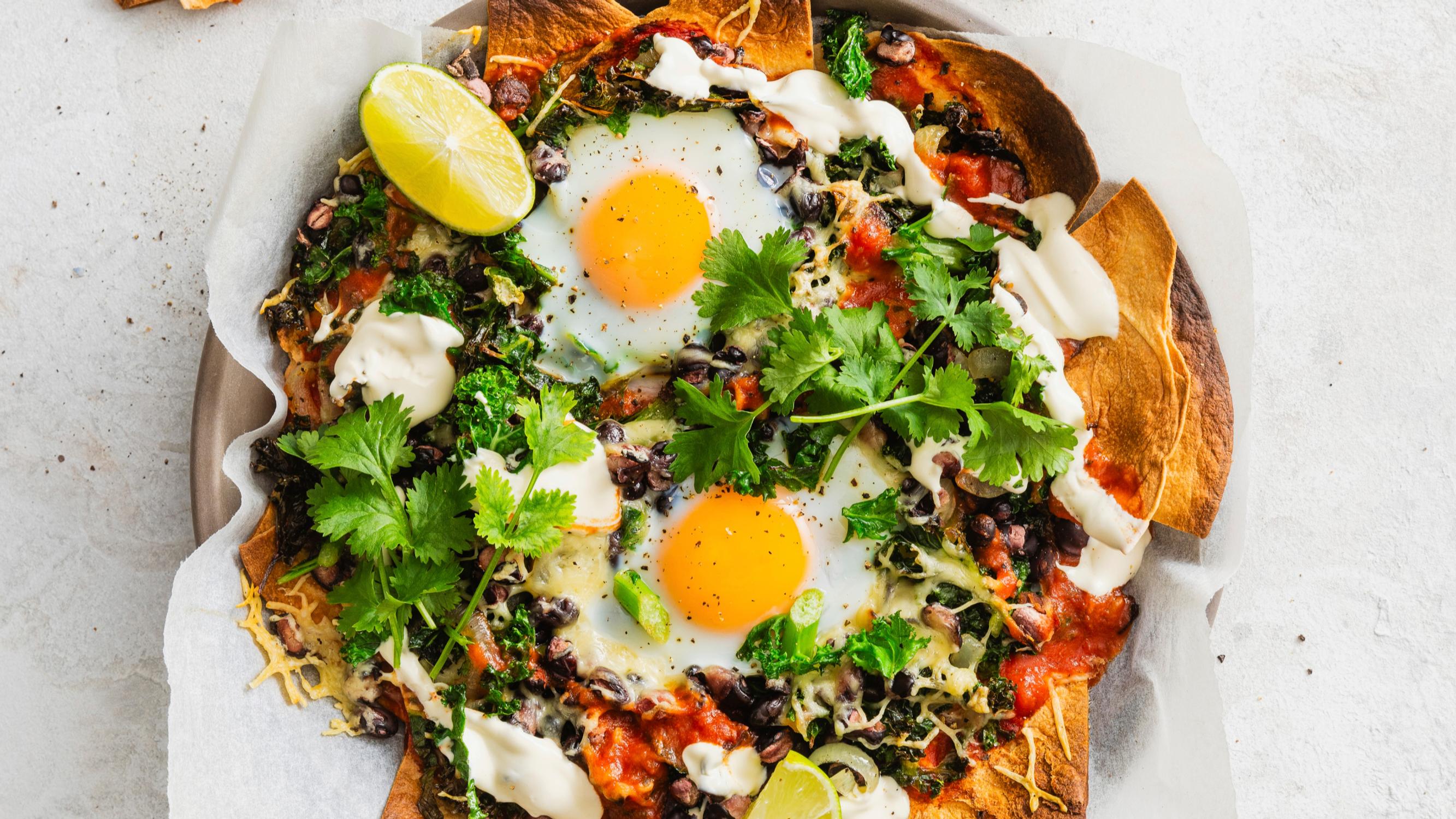 Chilaquiles-pelti – meksikolainen aamiaisruoka paistuu näppärästi uunissa