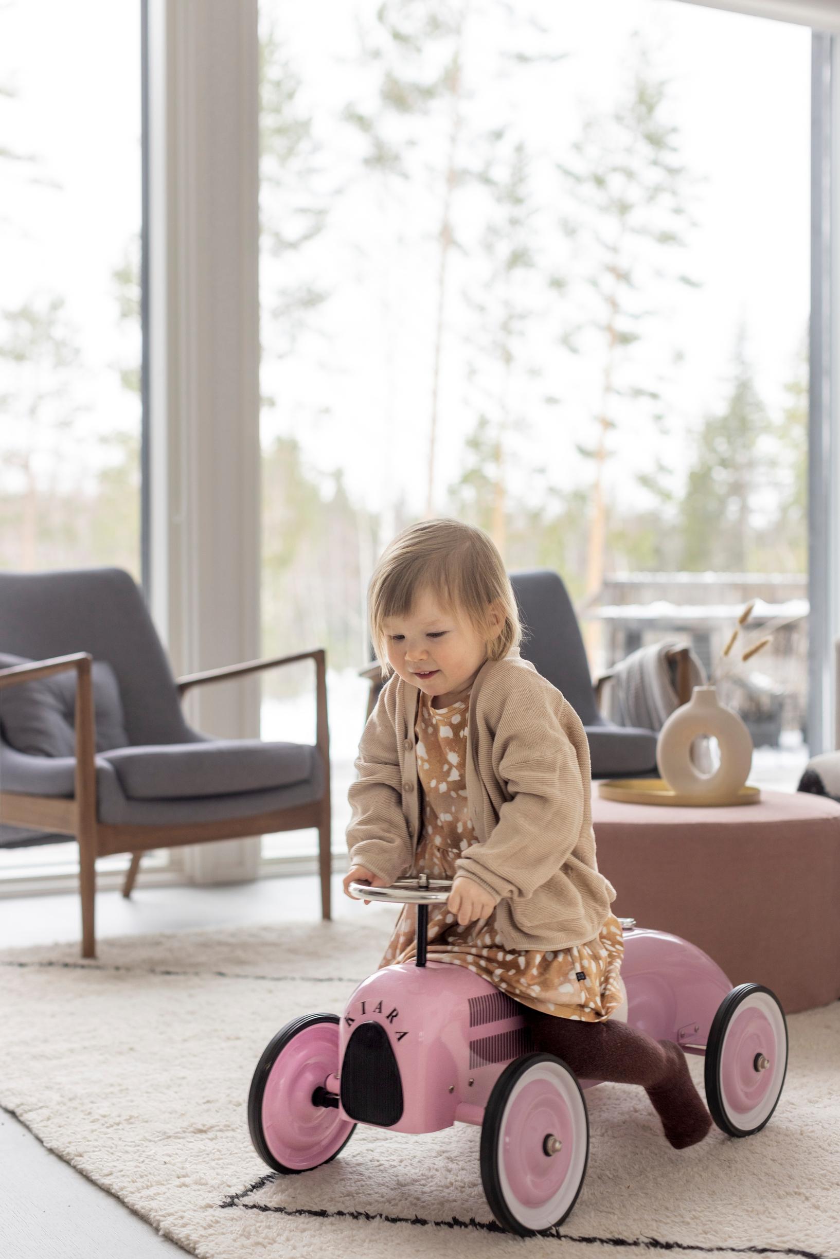 Kiara-tytär ajaa leikkiautolla