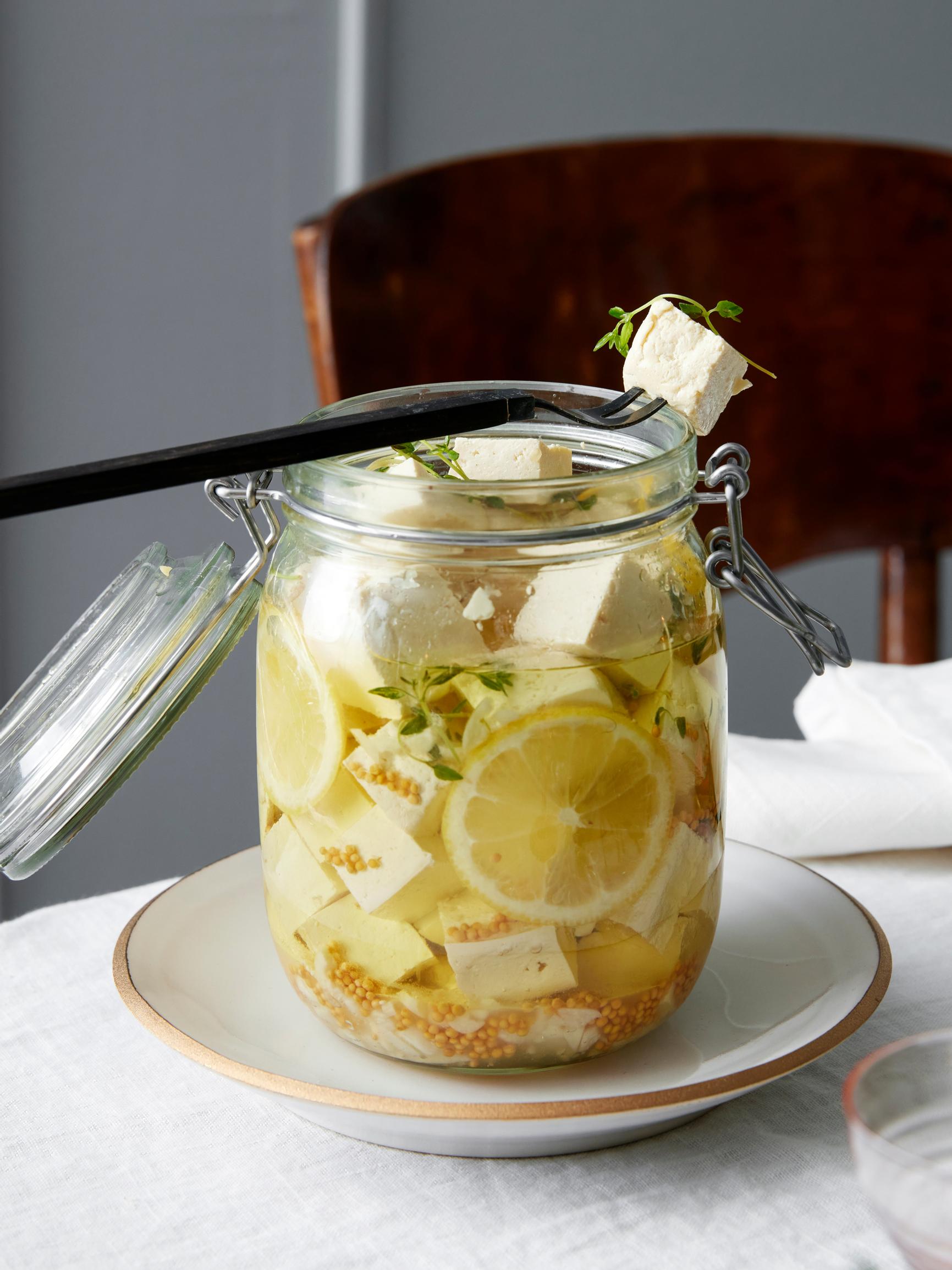 Marinoitu tofu – sitruunan kirpeys, valkosipulin lempeys ja timjamin aromaattisuus tekevät tofulle temput