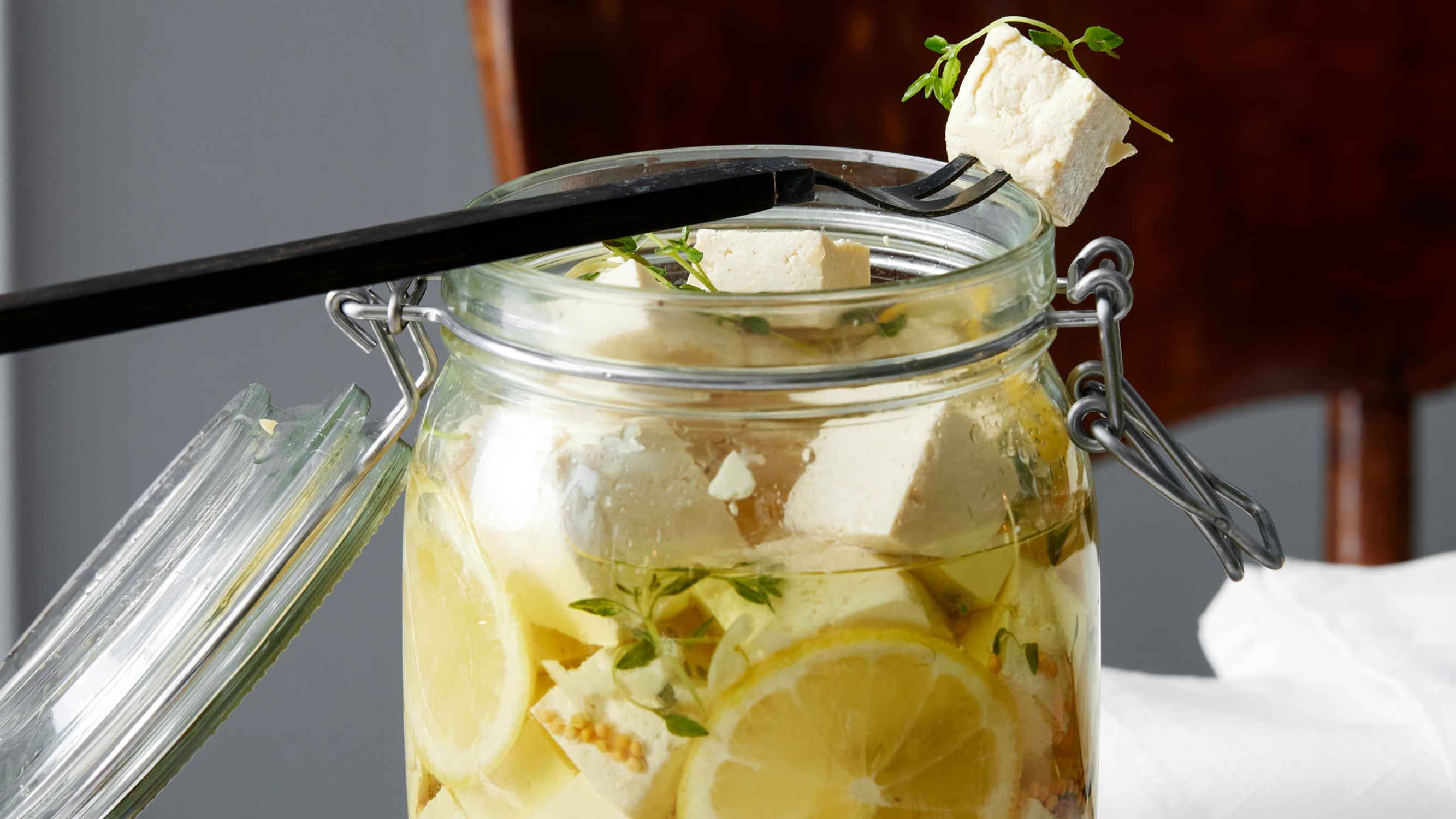 Marinoitu tofu – sitruunan kirpeys, valkosipulin lempeys ja timjamin aromaattisuus tekevät tofulle temput