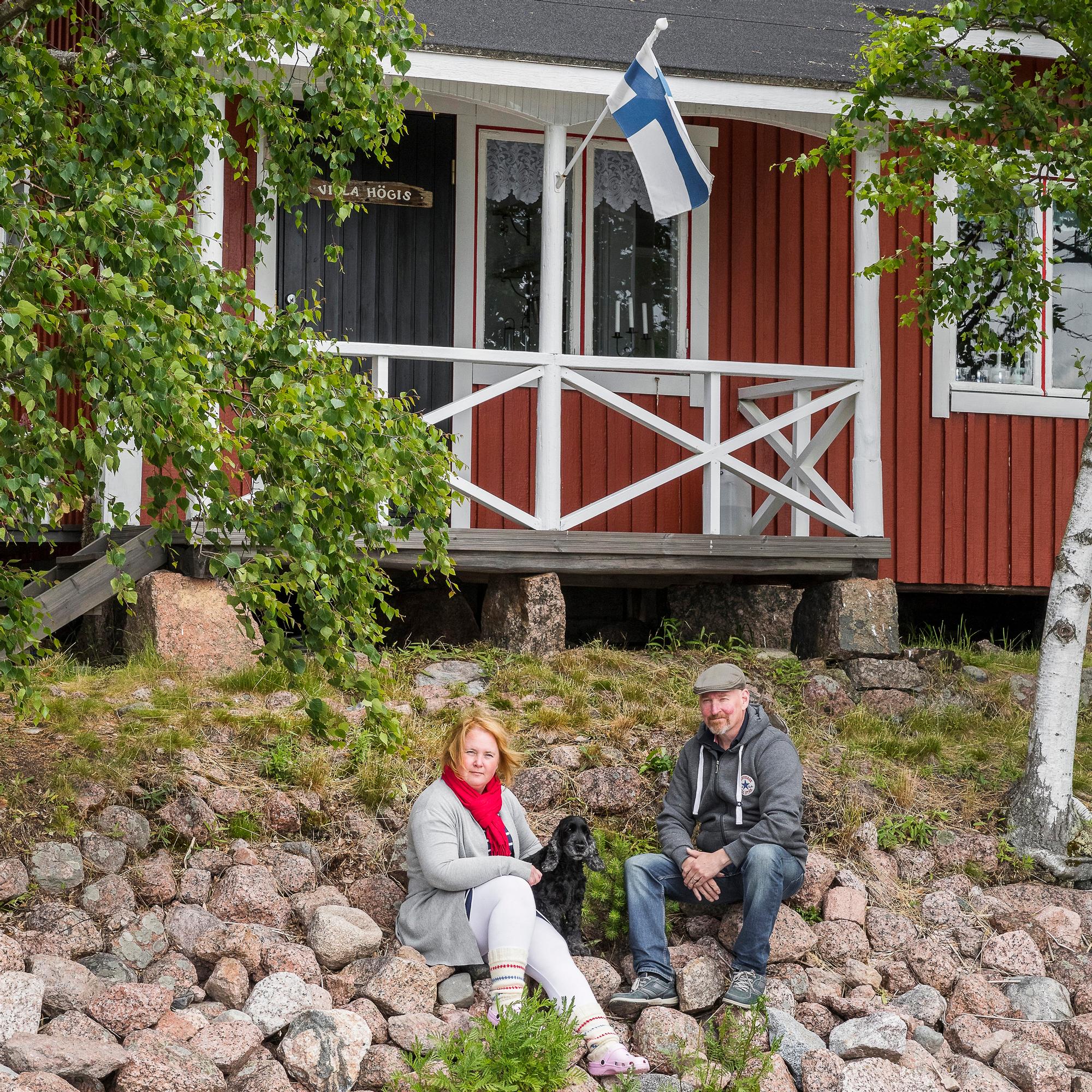 Oma nakkikiska ja rakkauden hiekkaranta! Petra ja Dick ovat kunnostaneet saarimökkiään kekseliäästi kierrätystavaraa hyödyntäen