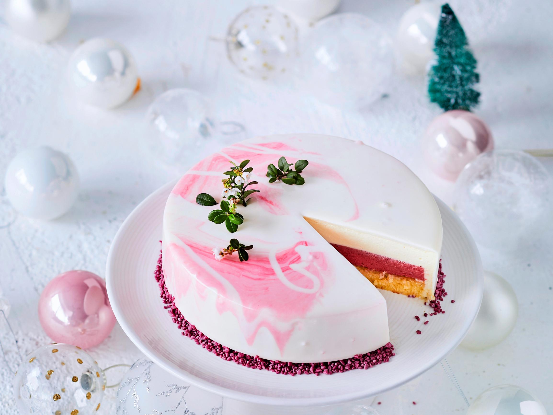 Mikä lumoava luomus! Hurmaavan pehmoinen puolukka-valkosuklaamoussekakku saa päät pyörälle