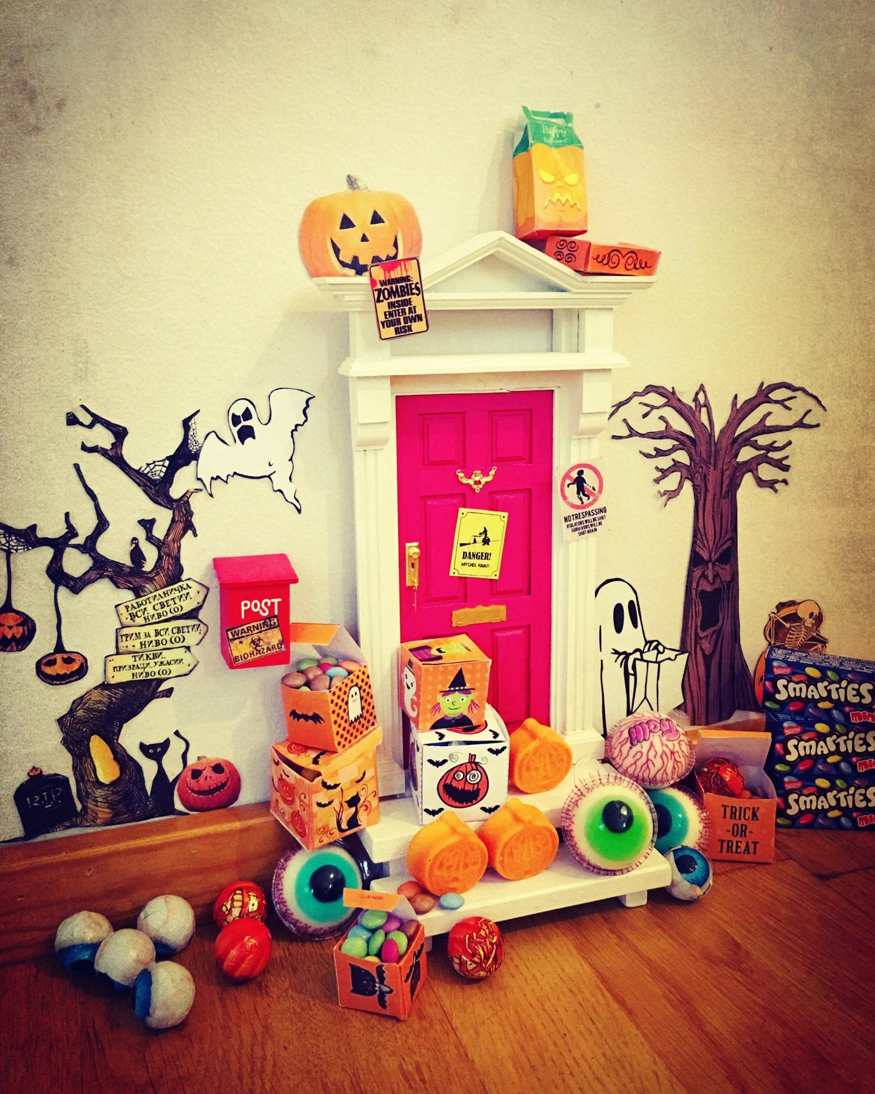 Halloweeniin koristeltu tonttuovi