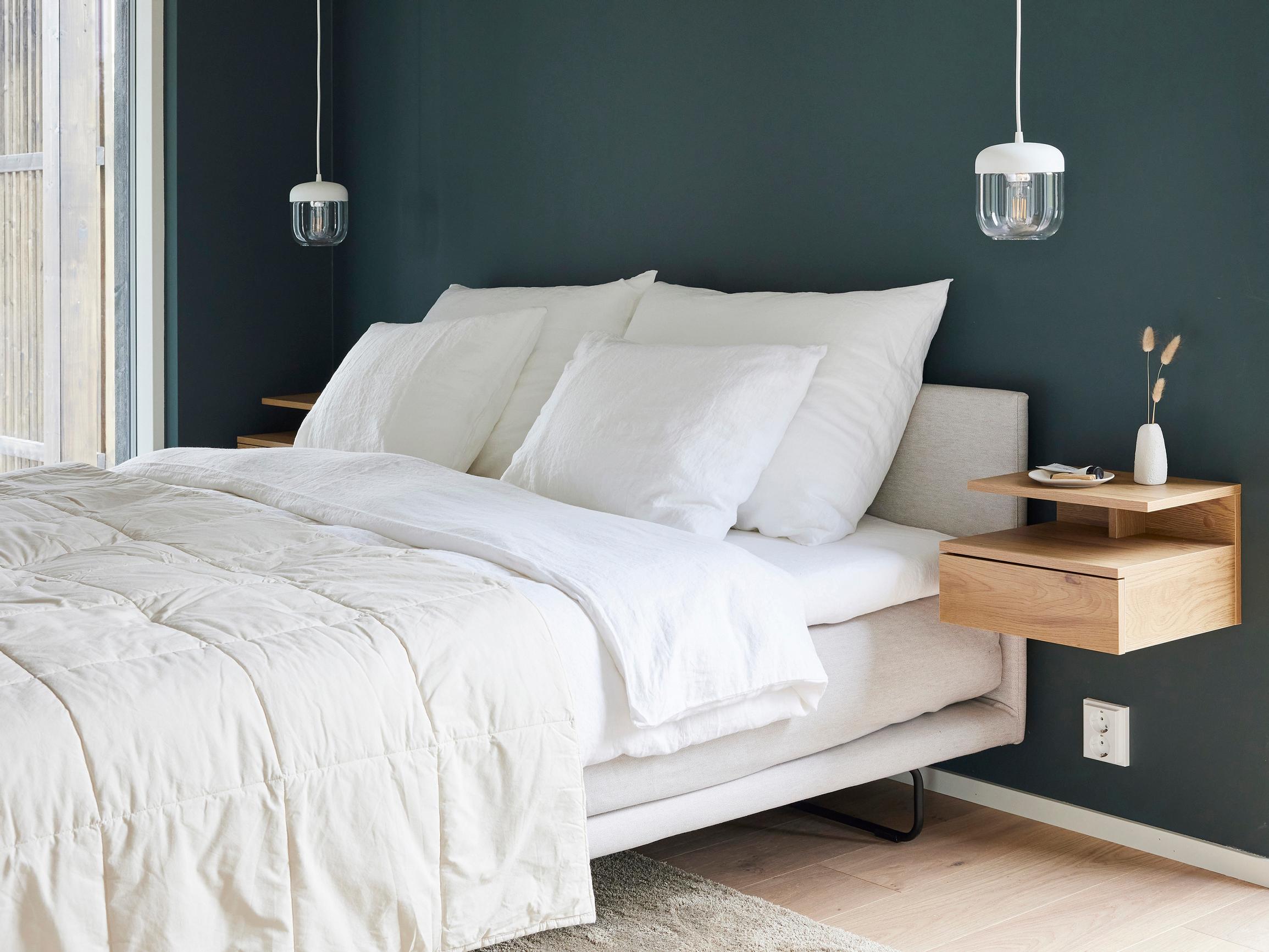 Kapeita pukeutumistiloja ja matalia sängynpäätyjä – katso houkuttelevimmat makuuhuonetrendit ja nappaa ideat omaan kotiin