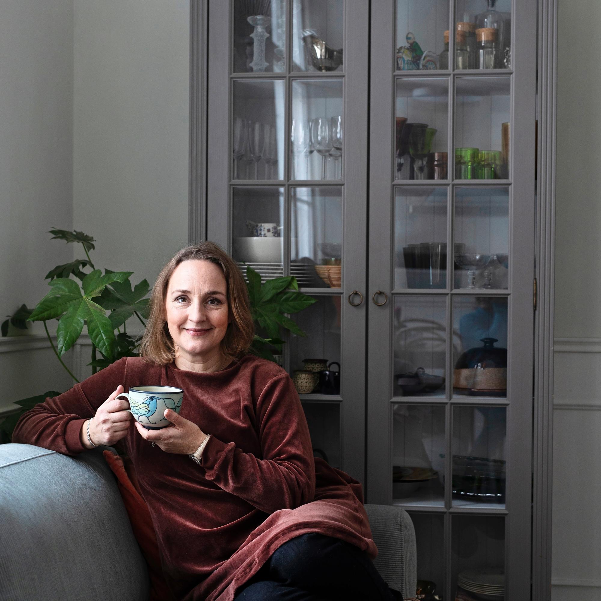 ”Äiti käski laittaa pöytäliinan ja jätti nätit astiat kaappiin” – Sanna Stellan oivalsi, että nauttii mieluummin kodin kauneudesta tässä ja nyt