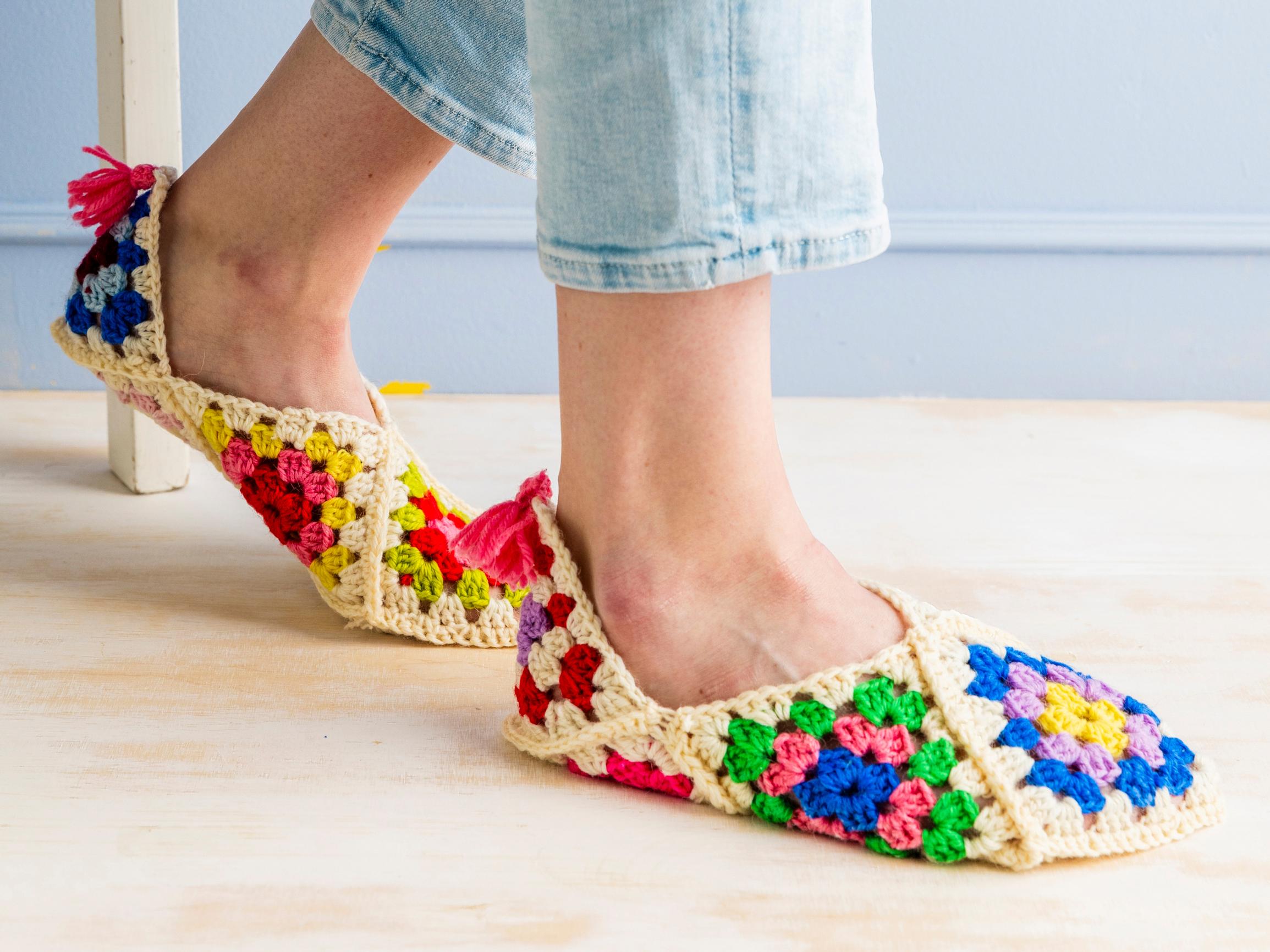 Isoäidinneliötossut – virkkaa pehmeät kotitossut helposti paloista