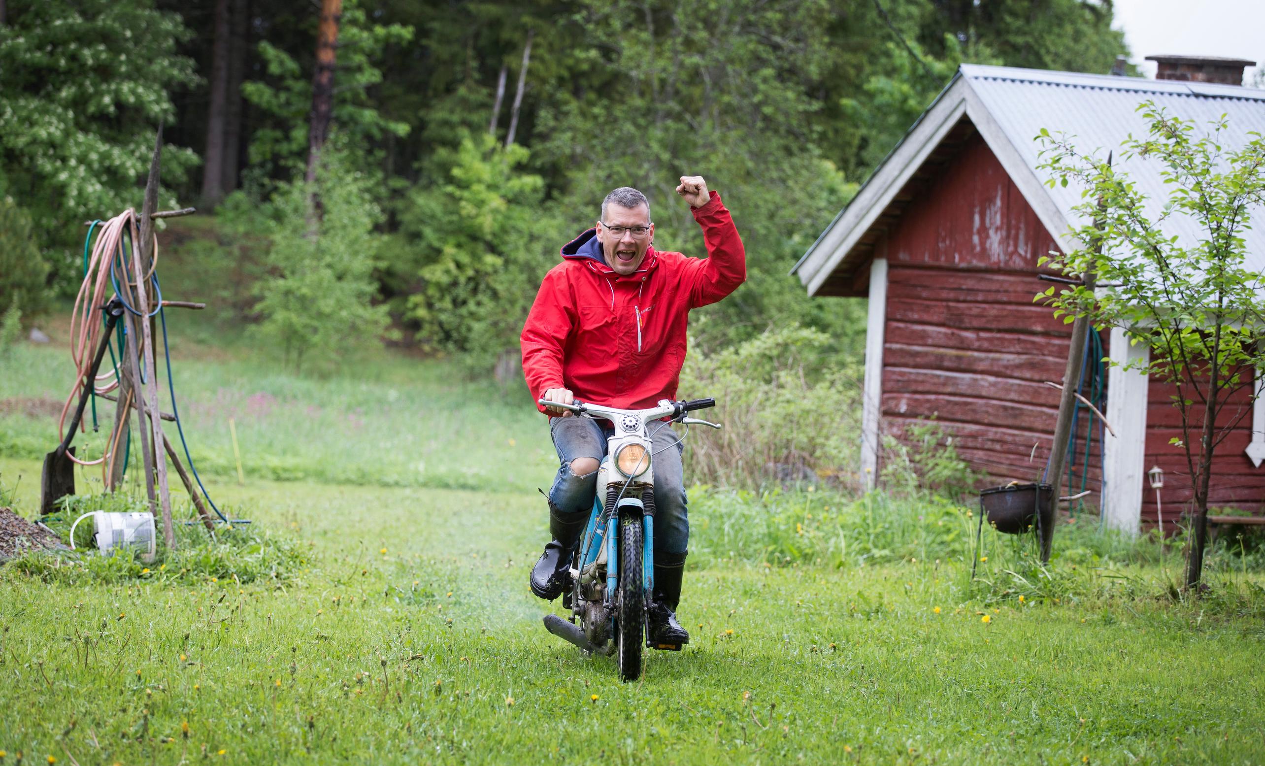 Sami Garam nauttii aktiivisesta mökkielämästä – "Aina kun lähden riippukeinua kohti, löydänkin itseni hakkaamasta halkoja"