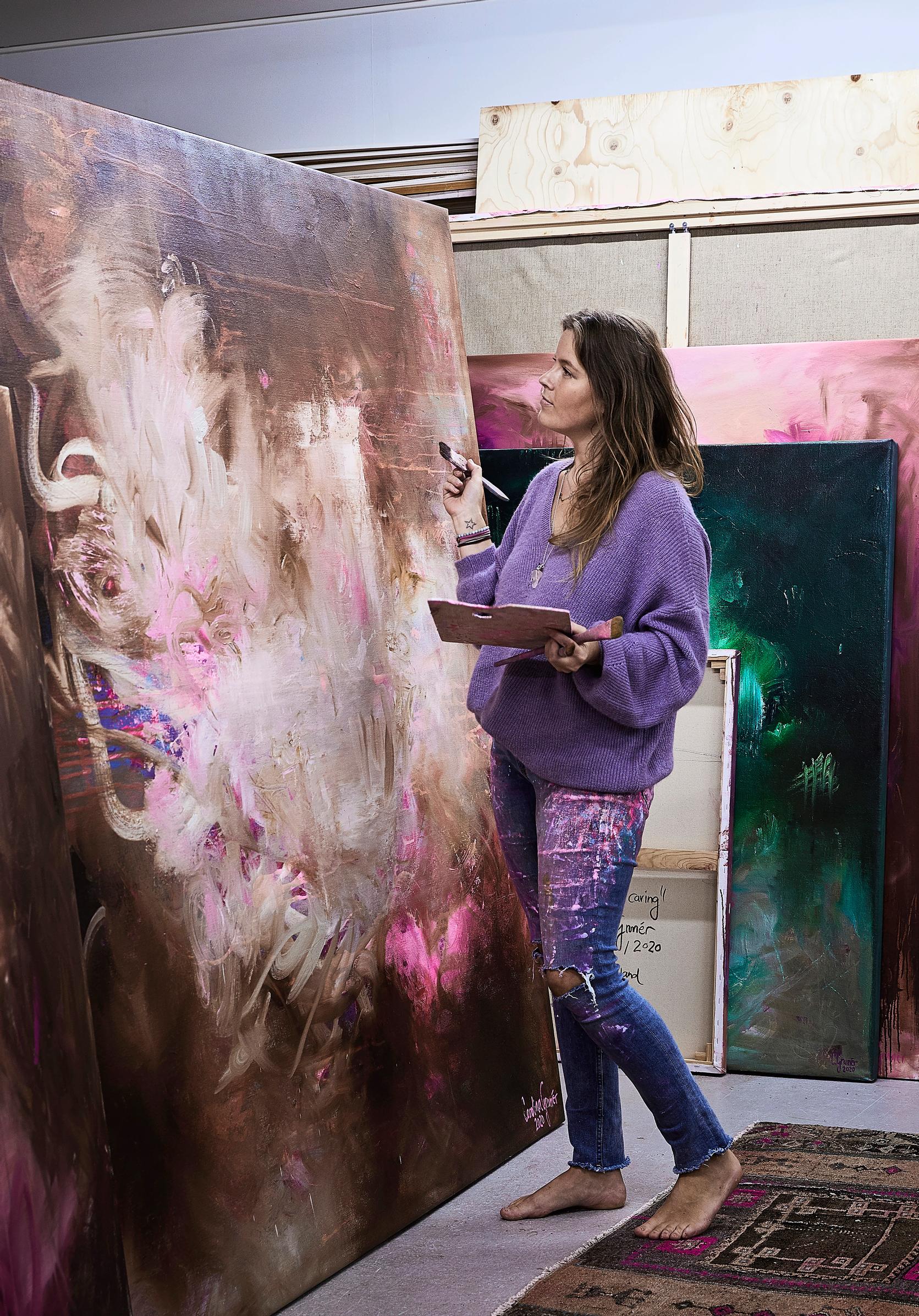 Carolina Grunér työhuoneellaan