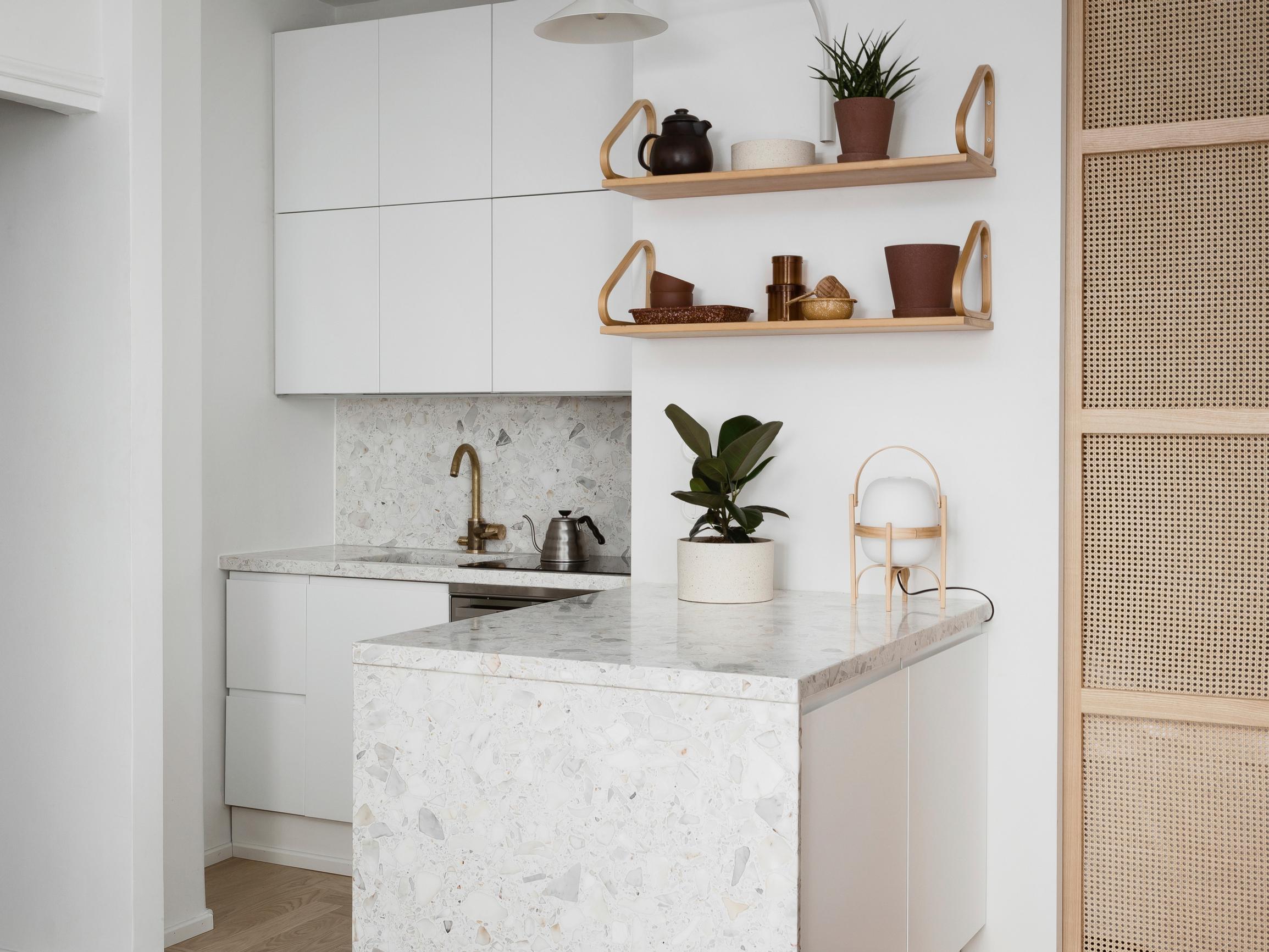 Nyt pelataan neliöpeliä! Fiksut ratkaisut tekevät pikkukodista kokoaan suuremman – poimi kattavat vinkit tavallisiin säilytyspulmiin