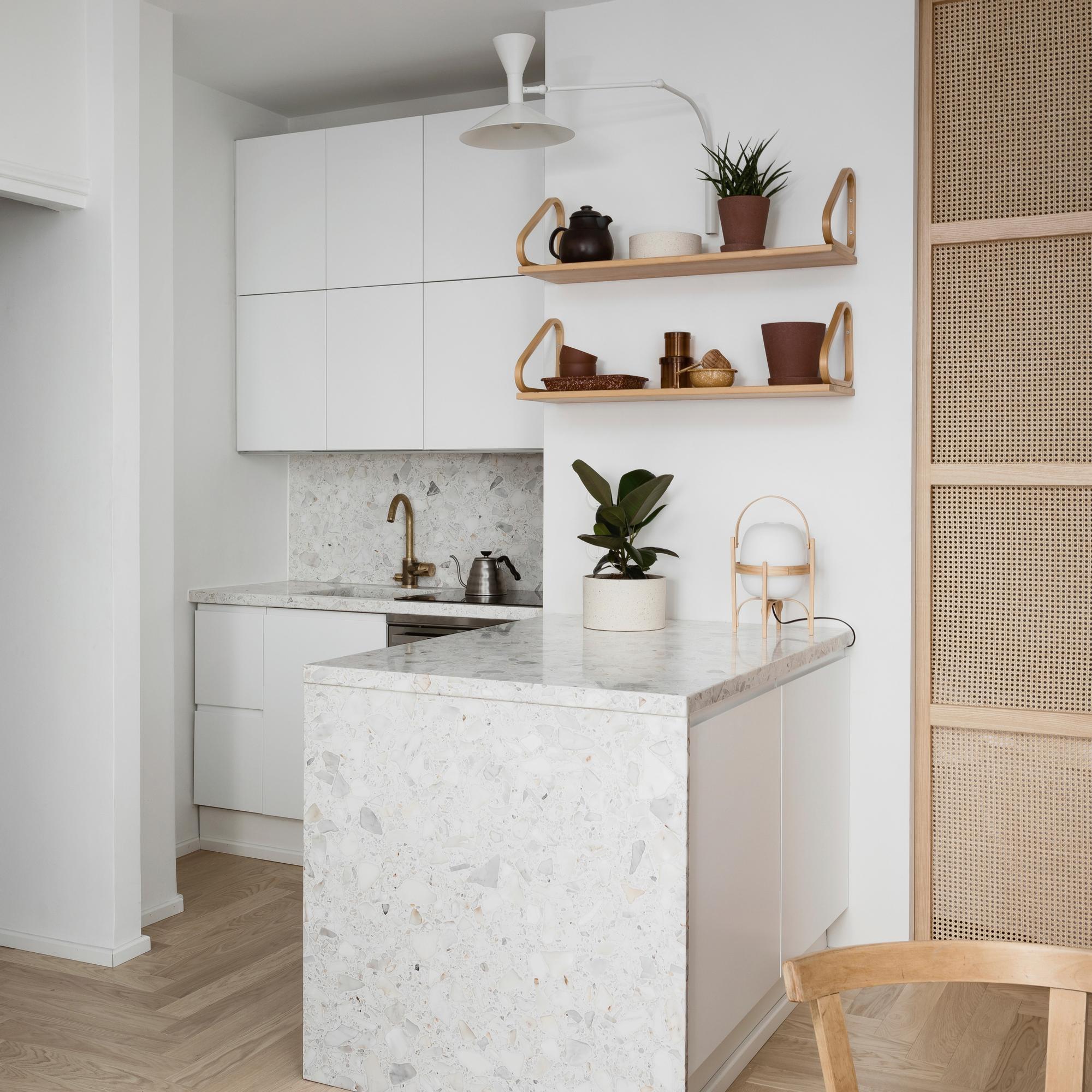 Nyt pelataan neliöpeliä! Fiksut ratkaisut tekevät pikkukodista kokoaan suuremman – poimi kattavat vinkit tavallisiin säilytyspulmiin