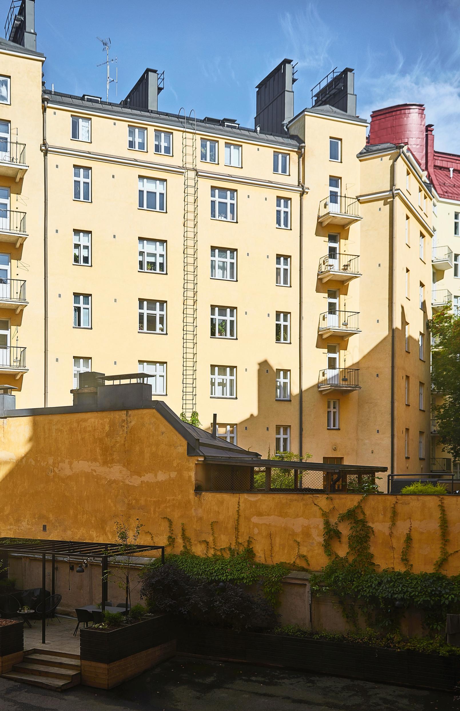 Eevan keltainen kotitalo Helsingin Kalliossa.
