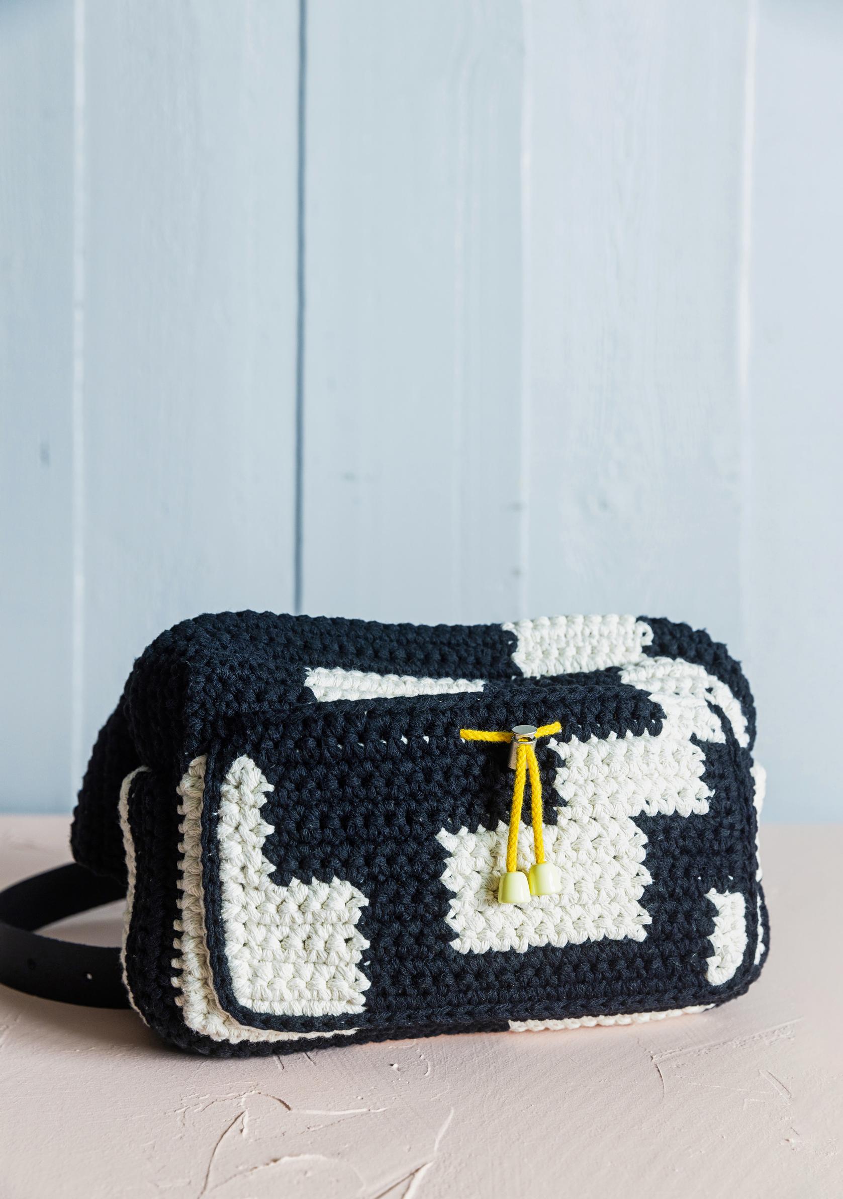 Kahdella värillä virkattu vyölaukku