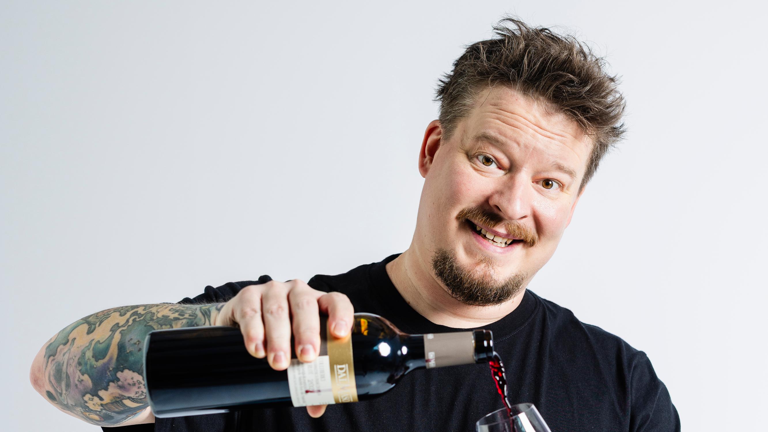 Viini lämpimänä? Näin viiniasiantuntija Ilkka Sirén viilentää pullon kymmenessä minuutissa