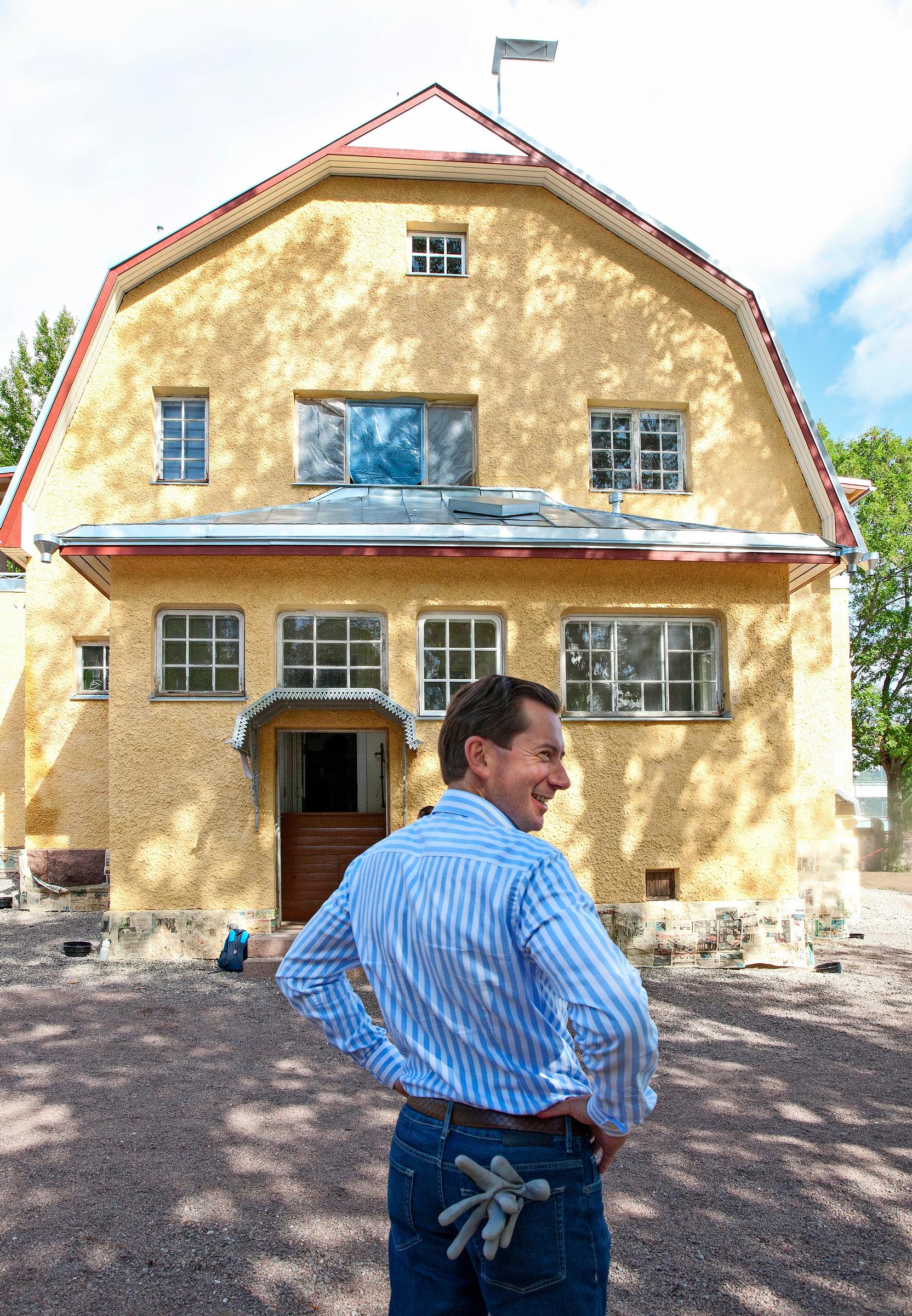 Jan D. Oker-Blom Everstinlinnan edustalla