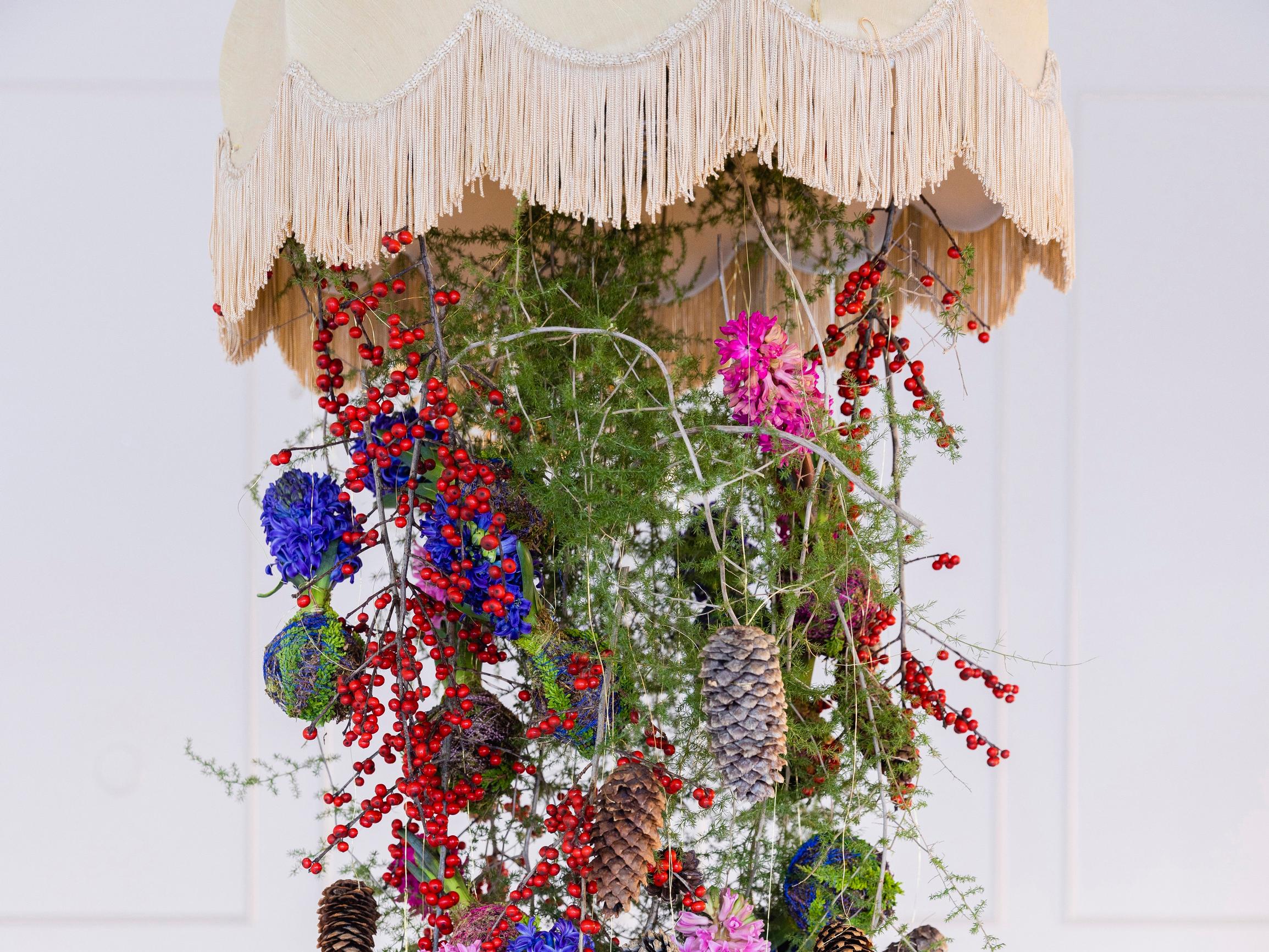 Joulupöydän kruunu! Anna vanhalle lampunvarjostimelle uusi elämä ryöppyävänä kukkaputouksena 