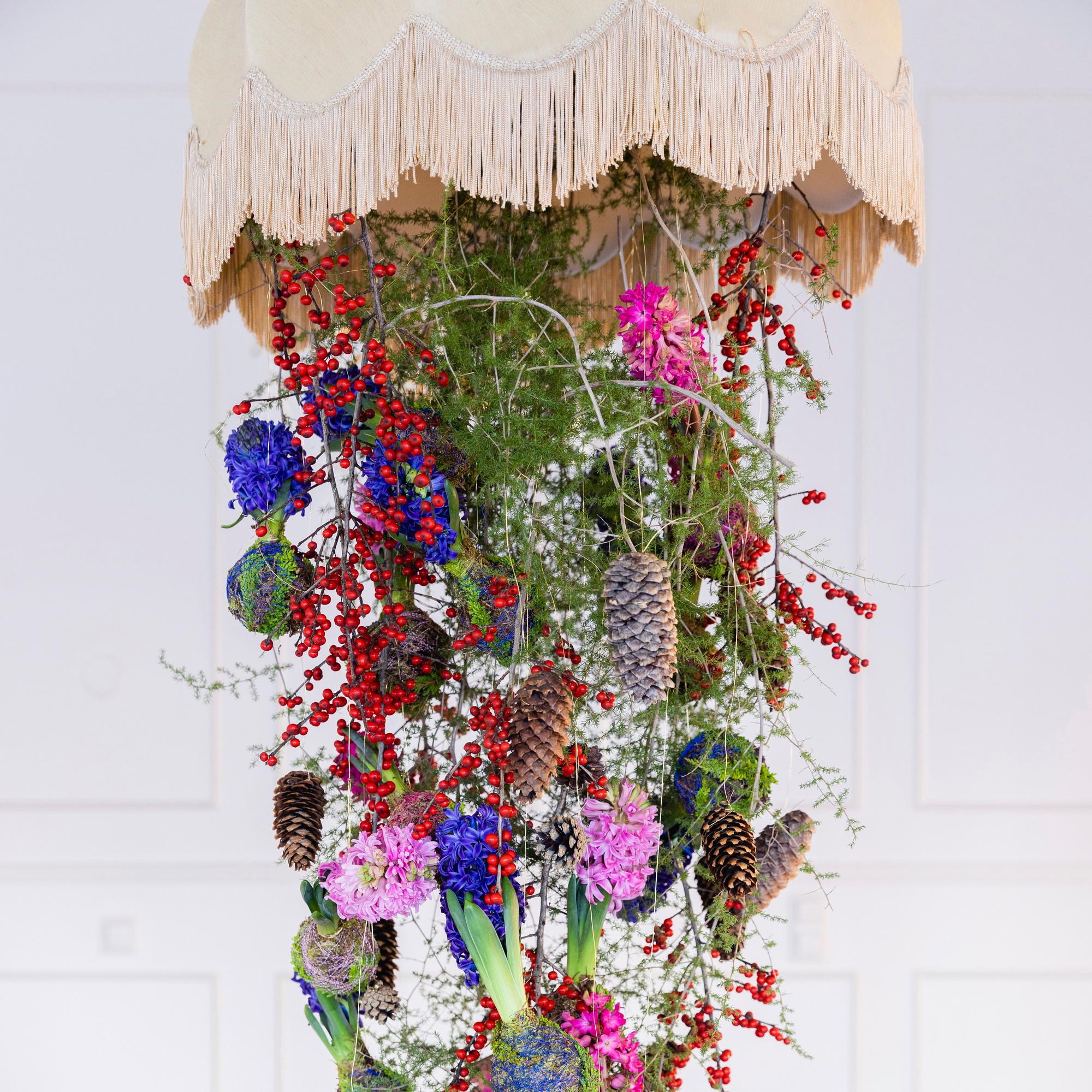 Joulupöydän kruunu! Anna vanhalle lampunvarjostimelle uusi elämä ryöppyävänä kukkaputouksena 