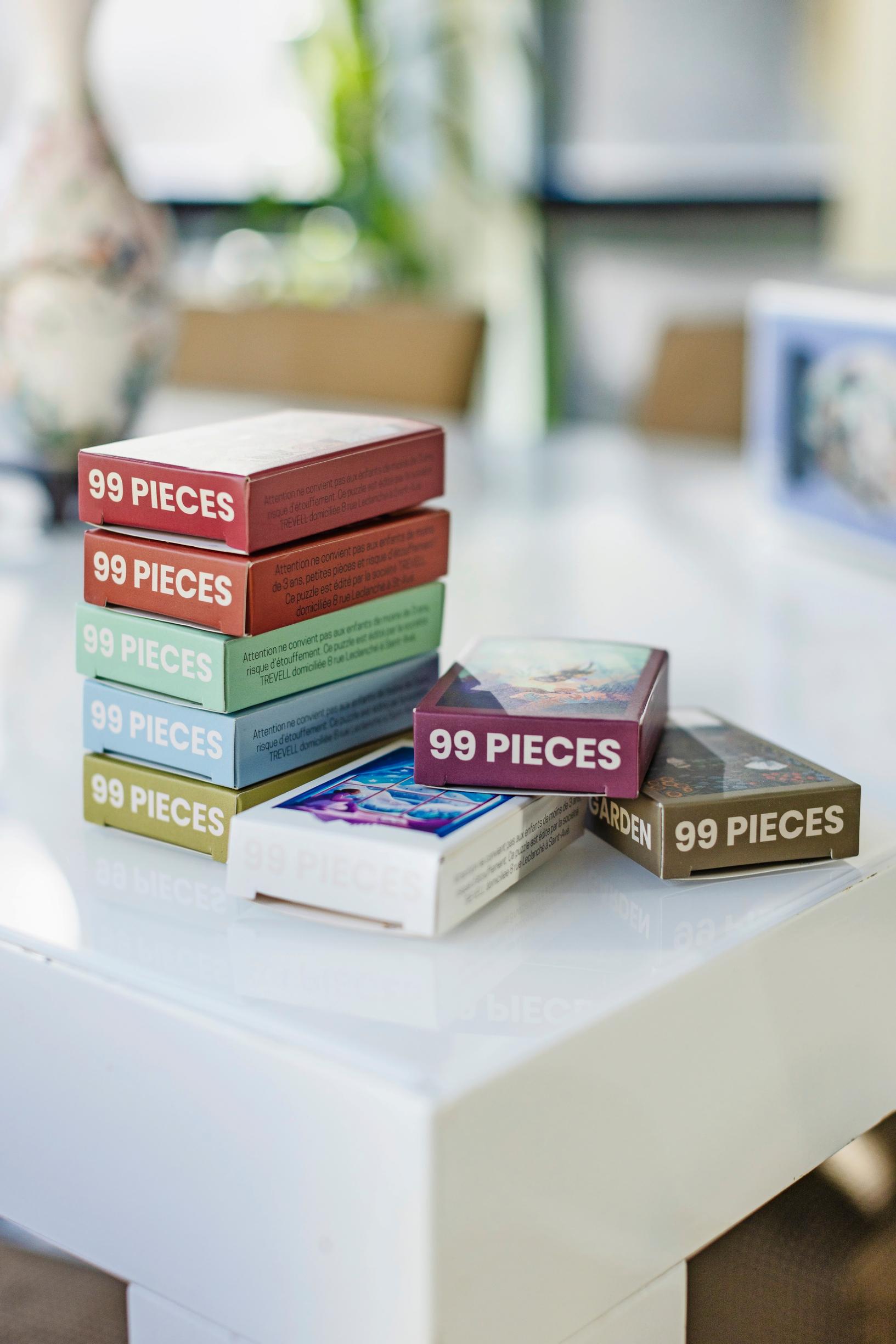 Kuva pienikokoisista palapeleistä.