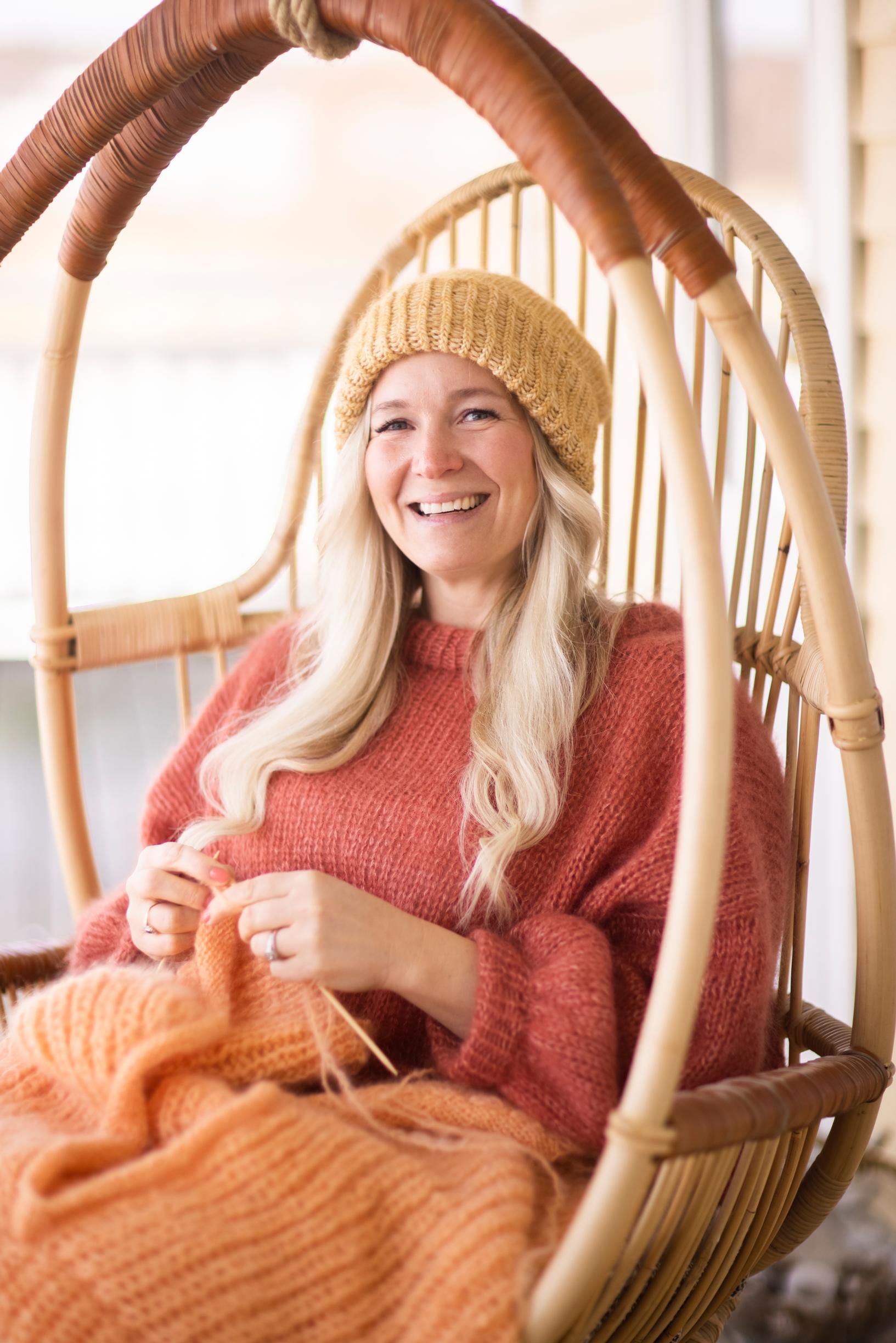 Paula Narkiniemi neulomassa