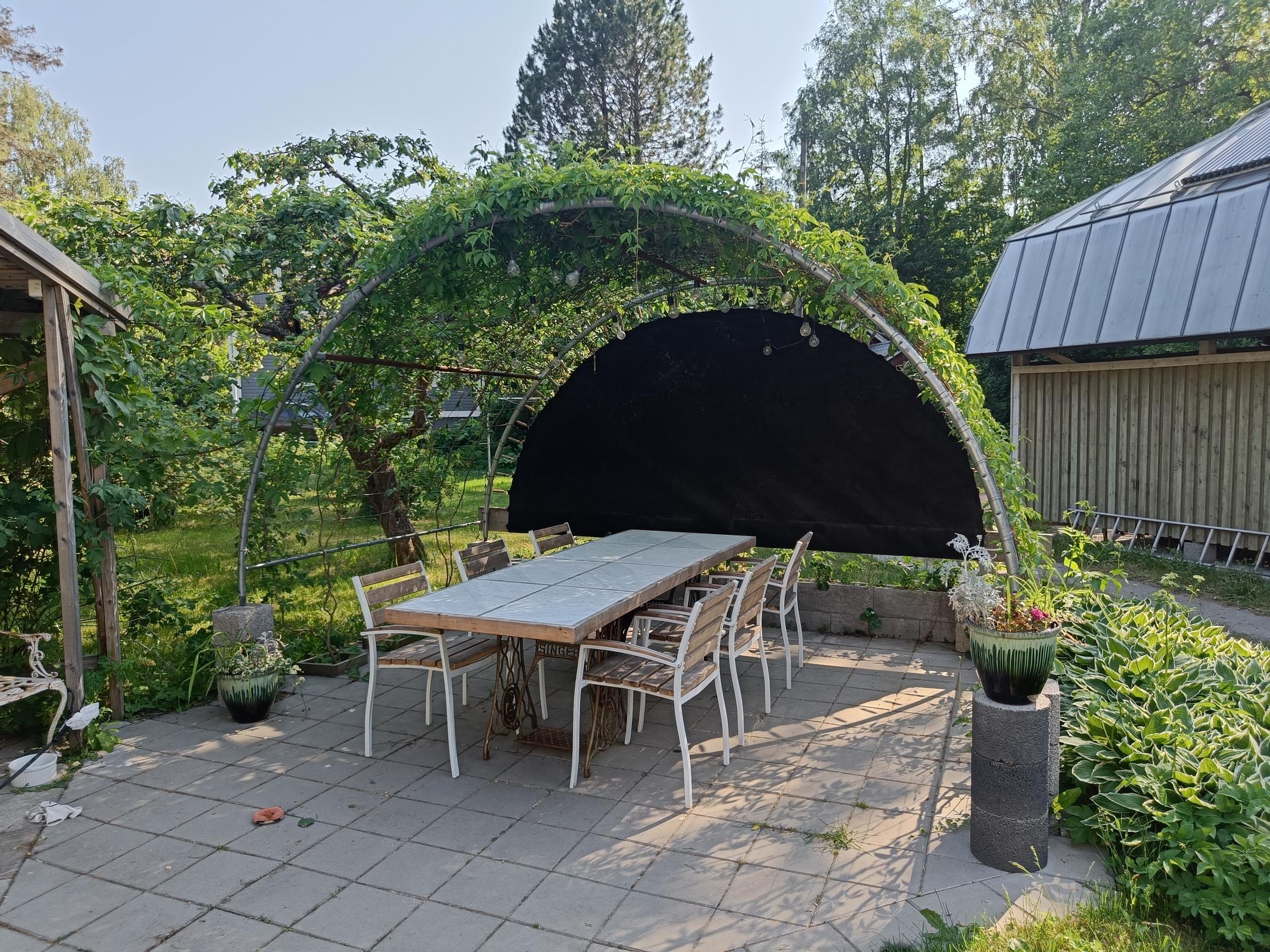 Vanhasta trampoliinista tehty pergola.