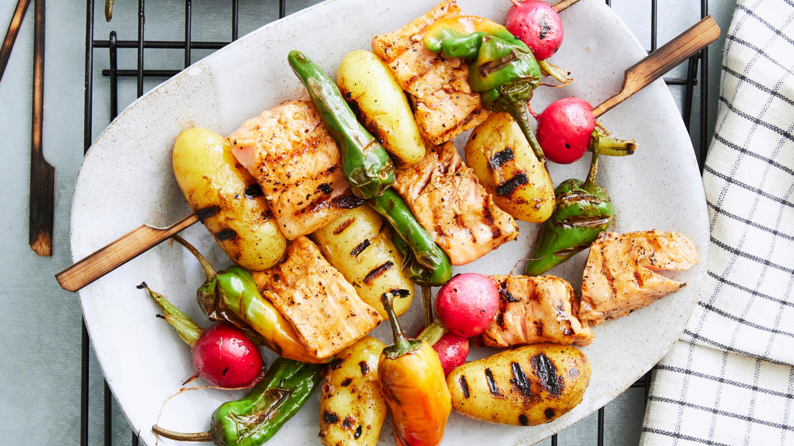 Lohi-perunavartaat – peruna, padron-paprika ja retiisi ovat kalan parhaat kaverit vartaisiin