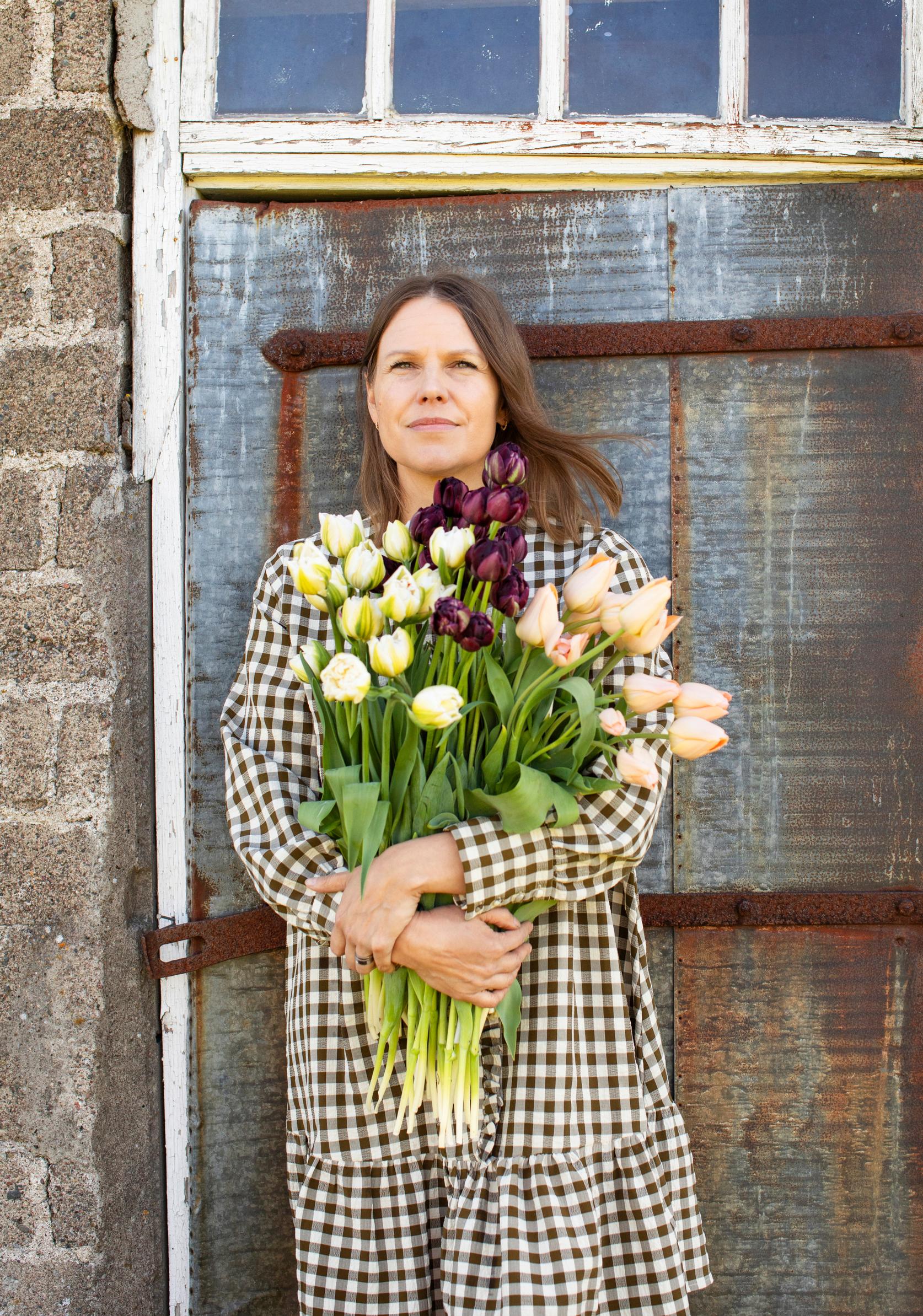 Leikkotulppaanien kasvatus: Eeva-Maria Lampikari ja tulppaanit