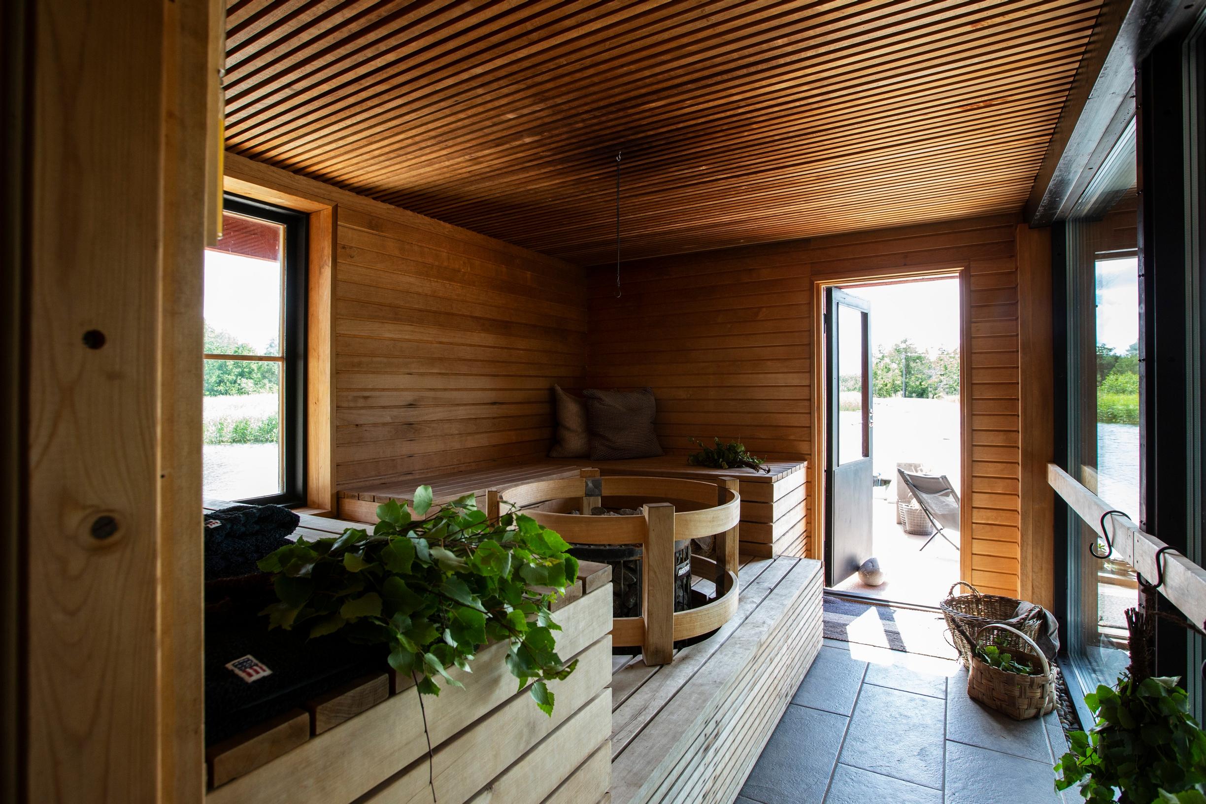 Japanilaishenkinen sauna, josta pääsee ulos laiturille