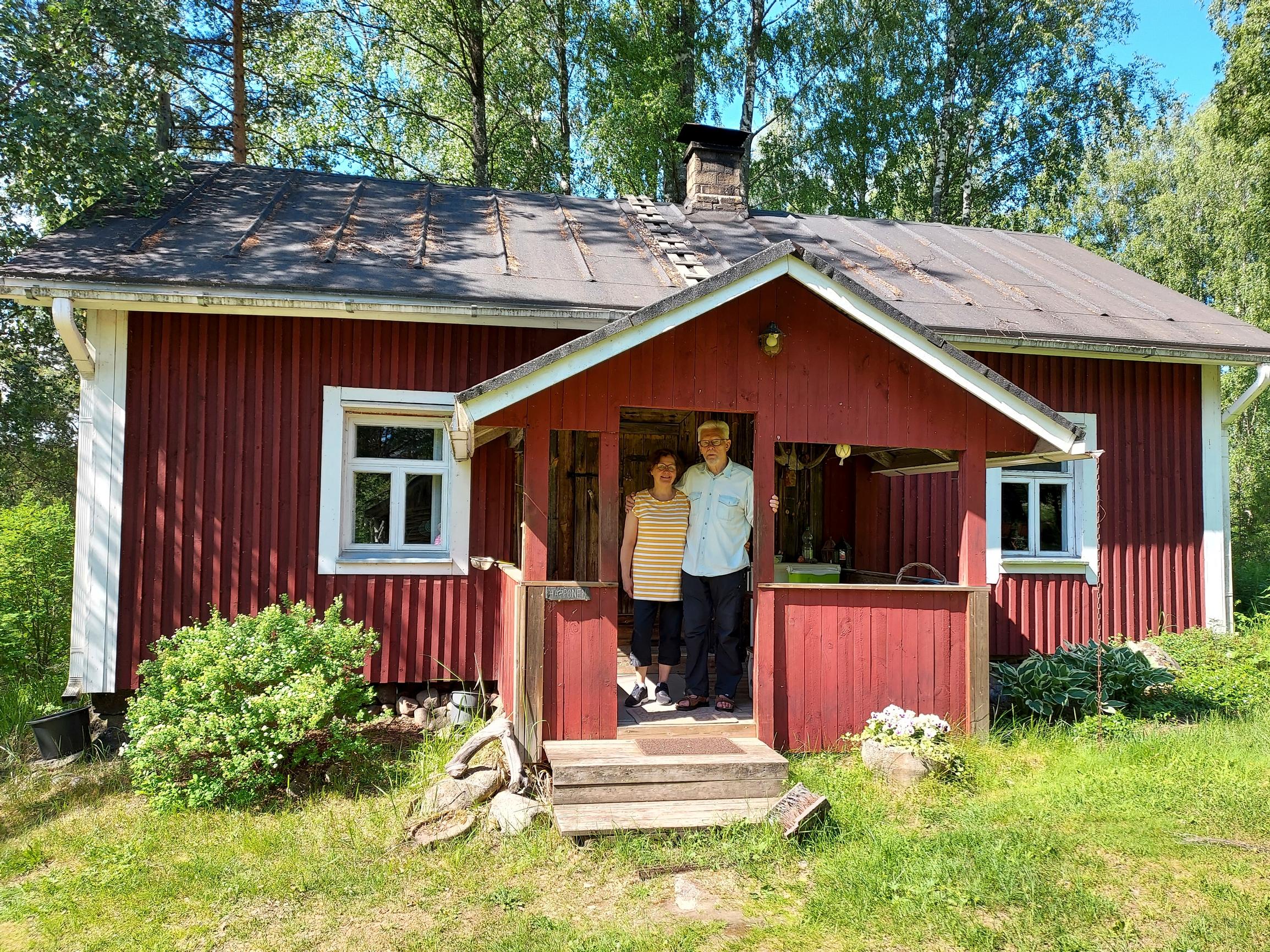 Veikko Happonen naisystävänsä Kaisaleenan kanssa torpan ovella Mikkelissä